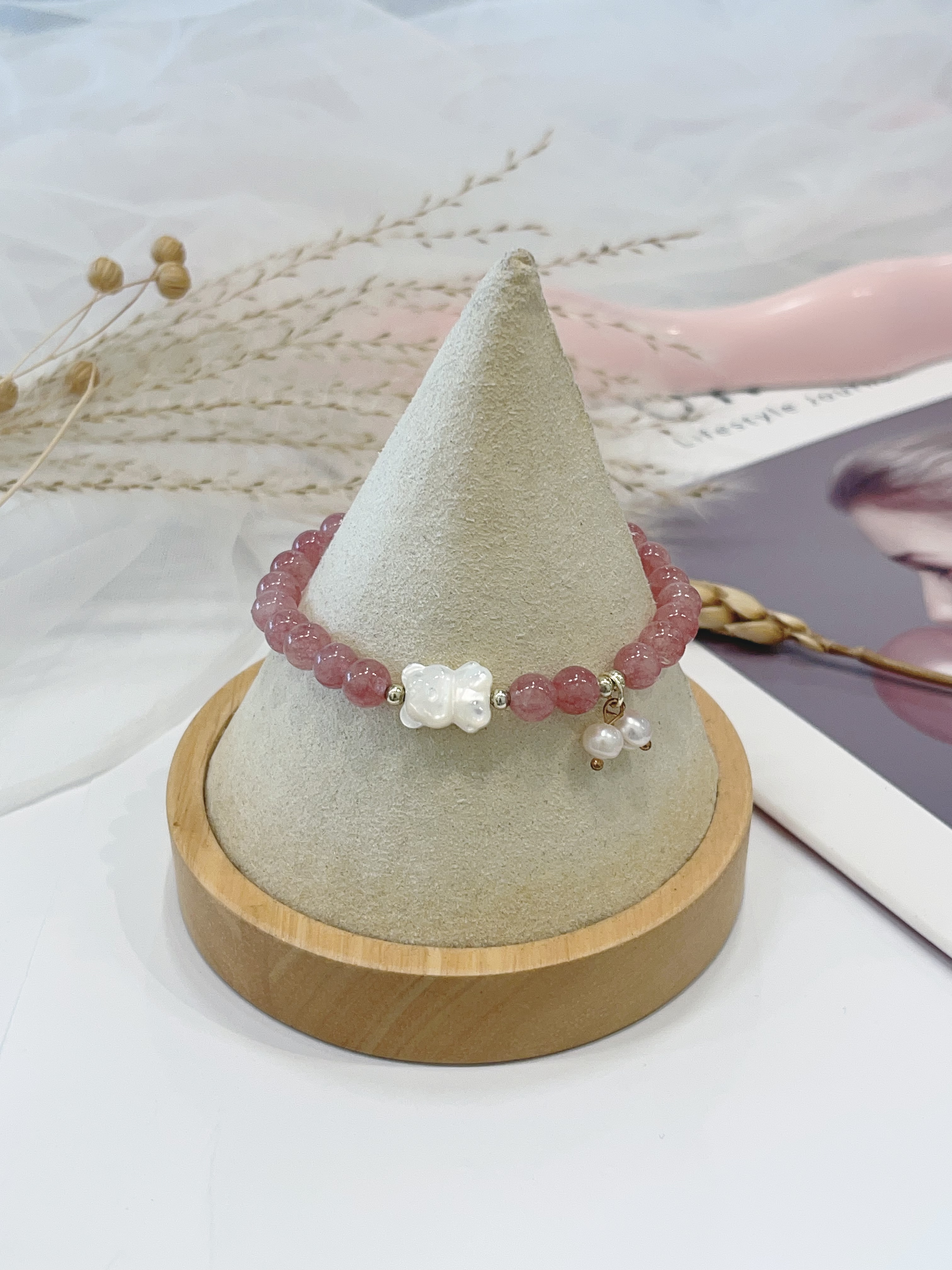 🍓草莓晶 Strawberry Quartz 手串｜6.5mm 贝壳小熊 × 淡水珍珠点缀