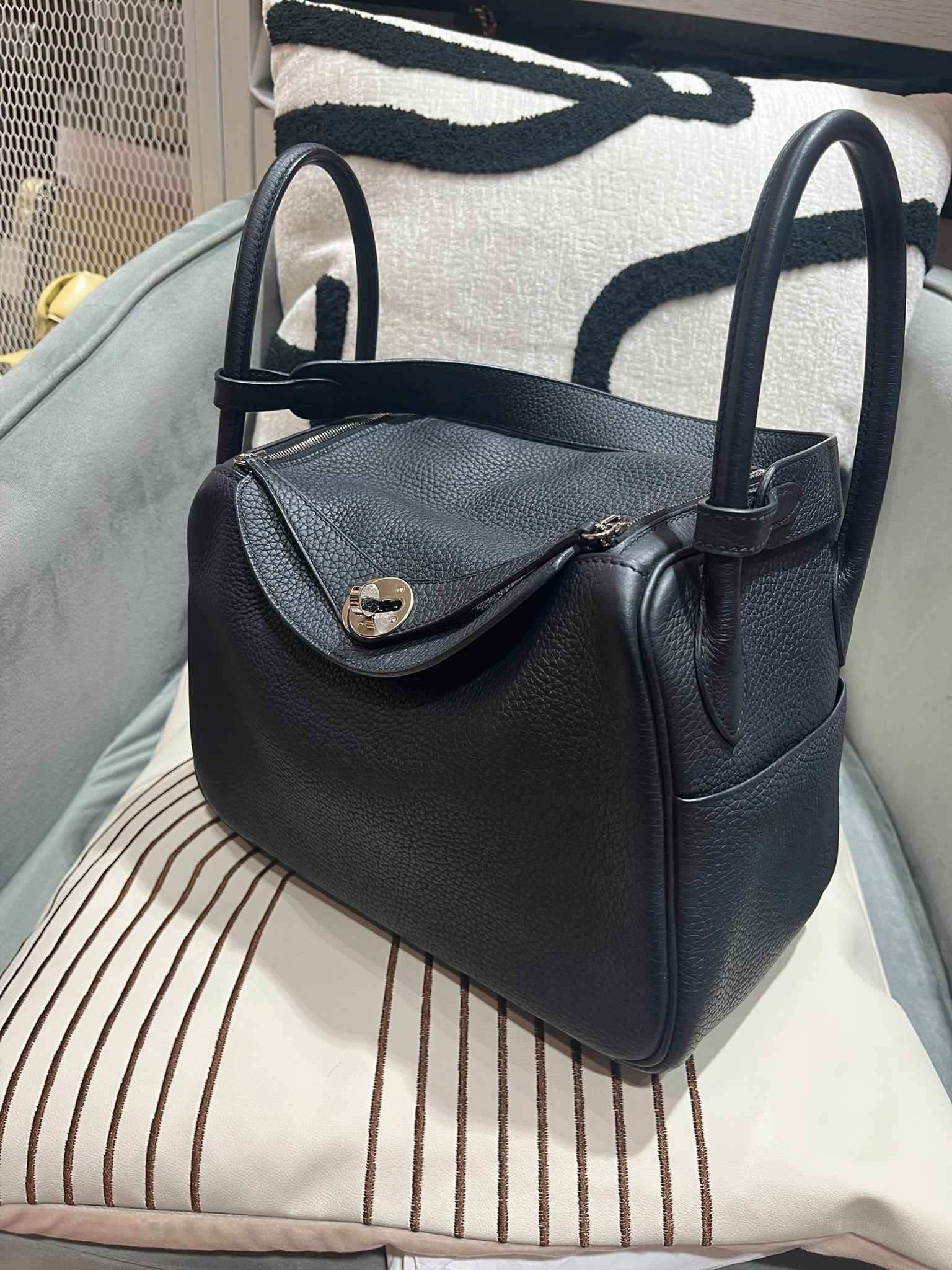 HERMES LINDY 26,STAMP Y 黑銀 100%Authentic, 95%new  ✅塵袋✅box