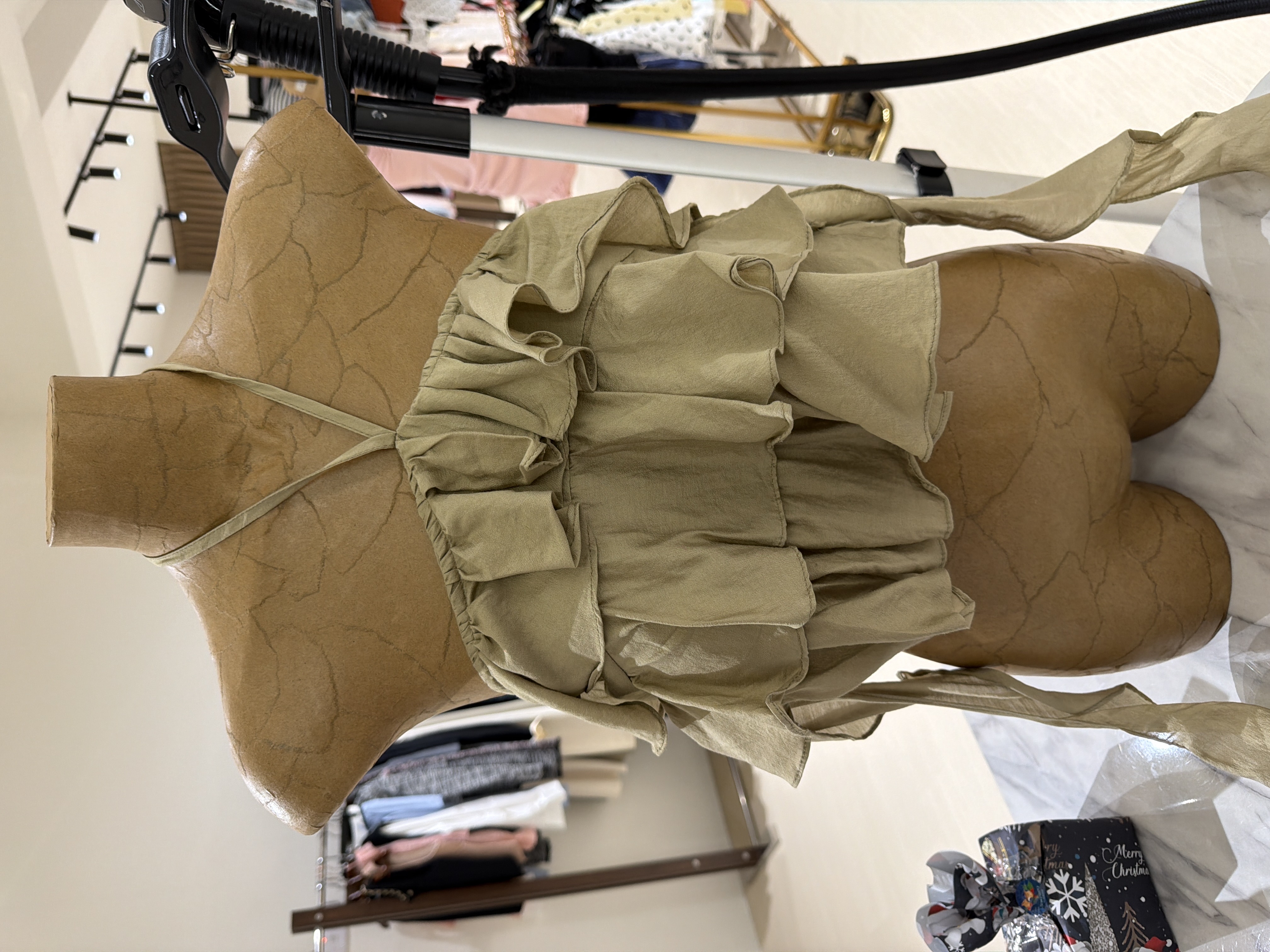 绿色荷葉邊上衣