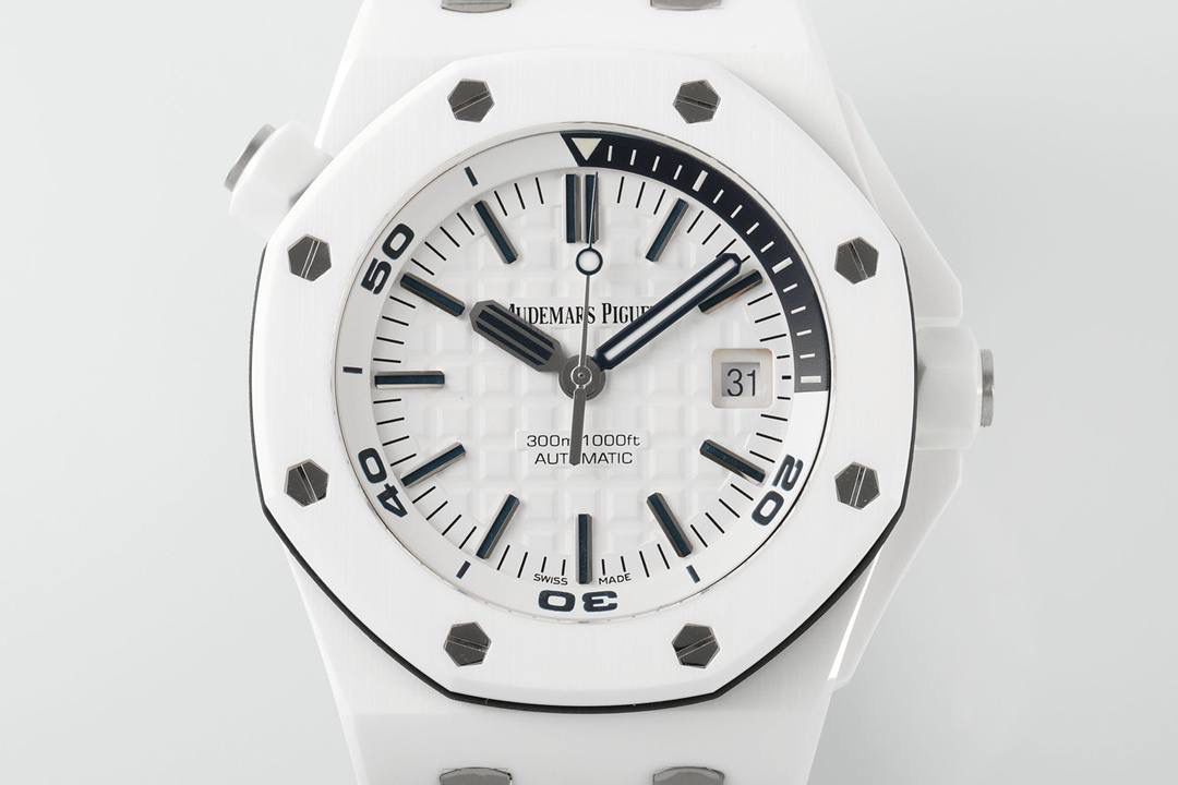 🚀全新开创陶瓷艺术，打造极致的黑白潜水运动风腕表 爱彼皇家橡树离岸型系列15707系列💯 【表壳】42MM黑白陶瓷高温高压烧制，拥有强劲有力的线条和时尚的颜色，令人耳目一新。陶瓷表面经过拉丝处理，使得外观更加的硬朗和华丽，并延续了皇家橡树离岸型一贯的防水性能，确保了潜水运动中的可靠性。潜水计时显示为表盘内的二层表圈，由10点位的把头来控制，3点位的把头控制上链及调校时间，两个都是旋入式结构。 【表盘】饰以品牌传统的“Méga Tapisserie”超大型格纹，并搭配夜光填充萤光指针，内旋式计时圈的12点钟至3点钟也同样饰以橙色和蓝色显示区。这让腕表既易读读时又显得更加时尚富有活力。 【机芯】ZF厂自产的Calibre 3120自动上链机芯，机芯直径为26.6毫米，厚度仅为4.26毫米。机芯共有280个零件，能够保证足够的动力储备。 【表带】表带选择贴合手腕的橡胶材质，搭配钛合金针扣，佩戴时手腕倍感轻盈，没有负担感，便于手腕灵活运动。