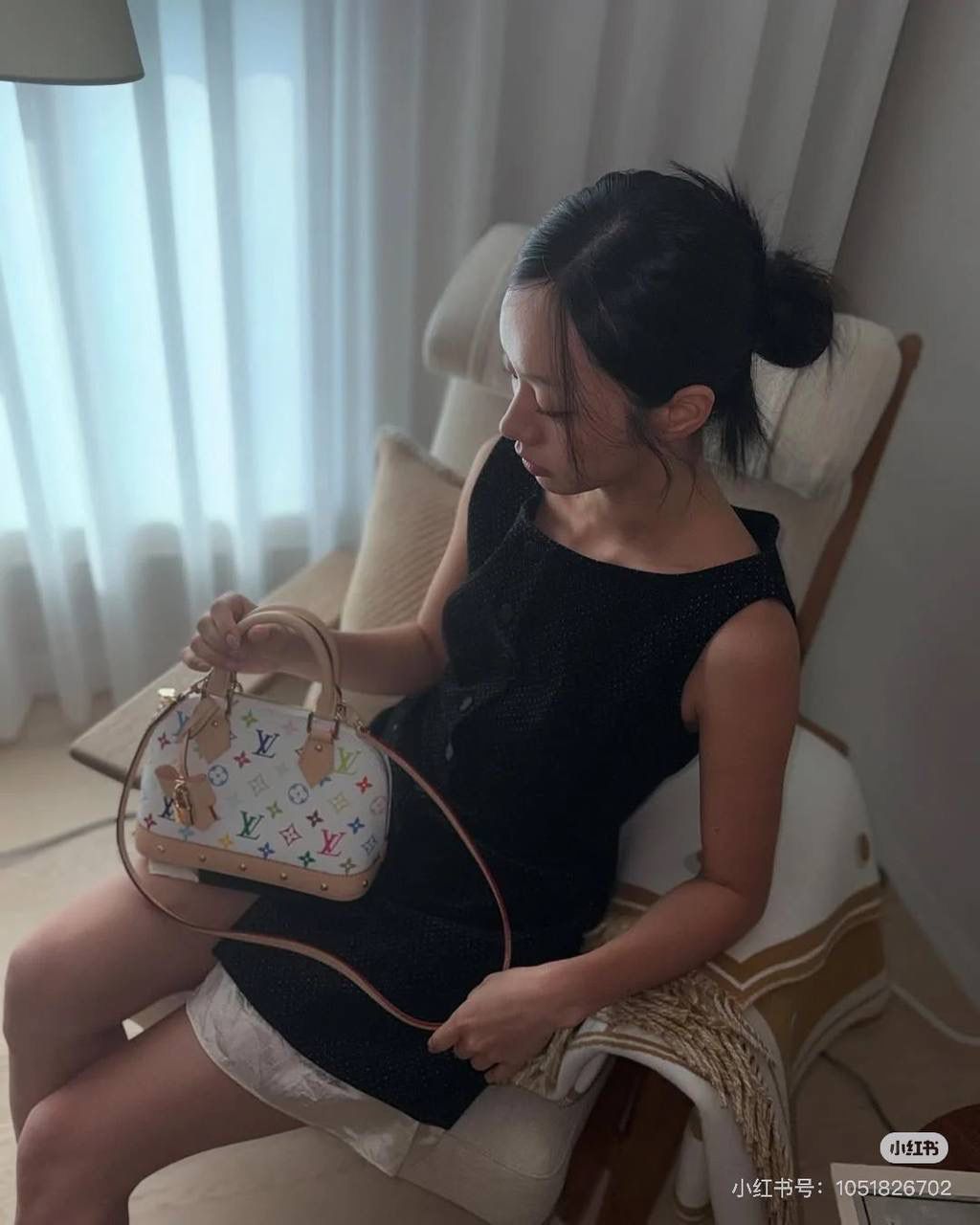 LV白三彩贝壳包👜✨ Alma 的大小加上贝壳包型， 配这个白三彩真的刚刚好 💕 拼皮比例很美， 蝴蝶结＋金色小锁， 又复古又少女，越看越爱 ✨ 📏 尺寸：19 × 13 × 9 cm