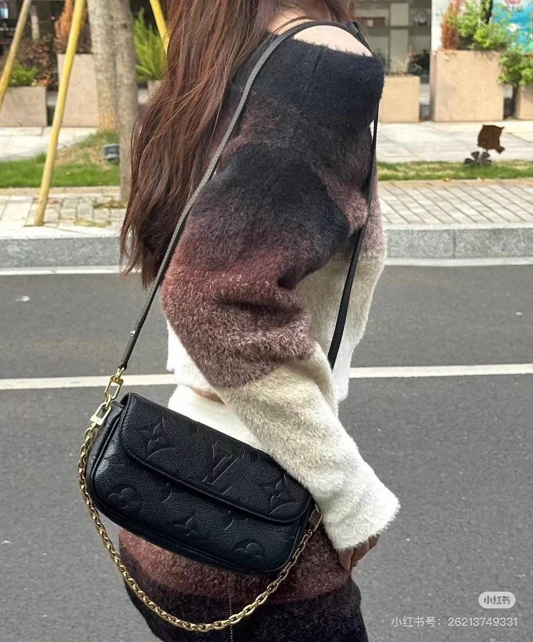 全皮IVY👜✨ 新晋人气王IVY手袋来了哈，全皮压纹款！ IVY拿到手真的一整个大惊艳！！！上身即干练！链条肩带+皮肩带的加持，轻松解锁N种背法，实用性强的可怕，可谓是新一代包包的“集大成”者！ 小小一只容量足、造型顶、颜值高，配个小裙子、小吊带、一整个穿搭分为拉满，怒吼安利人手一只哈💕💕 尺寸：22/10/5cm M82211 灰色丝印 M82154 黑色压花