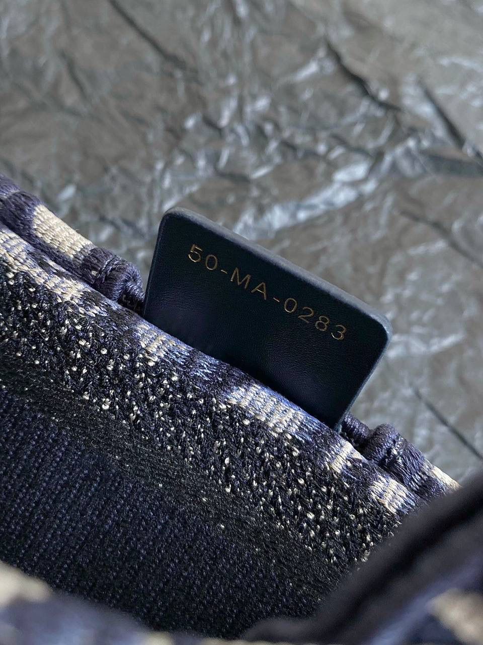 🈶老花蓝，超迷你 𝗗𝗜𝗢𝗥 𝗯𝗼𝗼𝗸 𝘁𝗼𝘁𝗲24早春新款 不得不说，D家确实好会玩啊 可以背的托特来了！简直不要太棒 在最最最经典的托特上又衍生爆款了 可可爱爱的mini尺寸，恨不得天天背啊啊！！😍 21.5×13×7.5cm