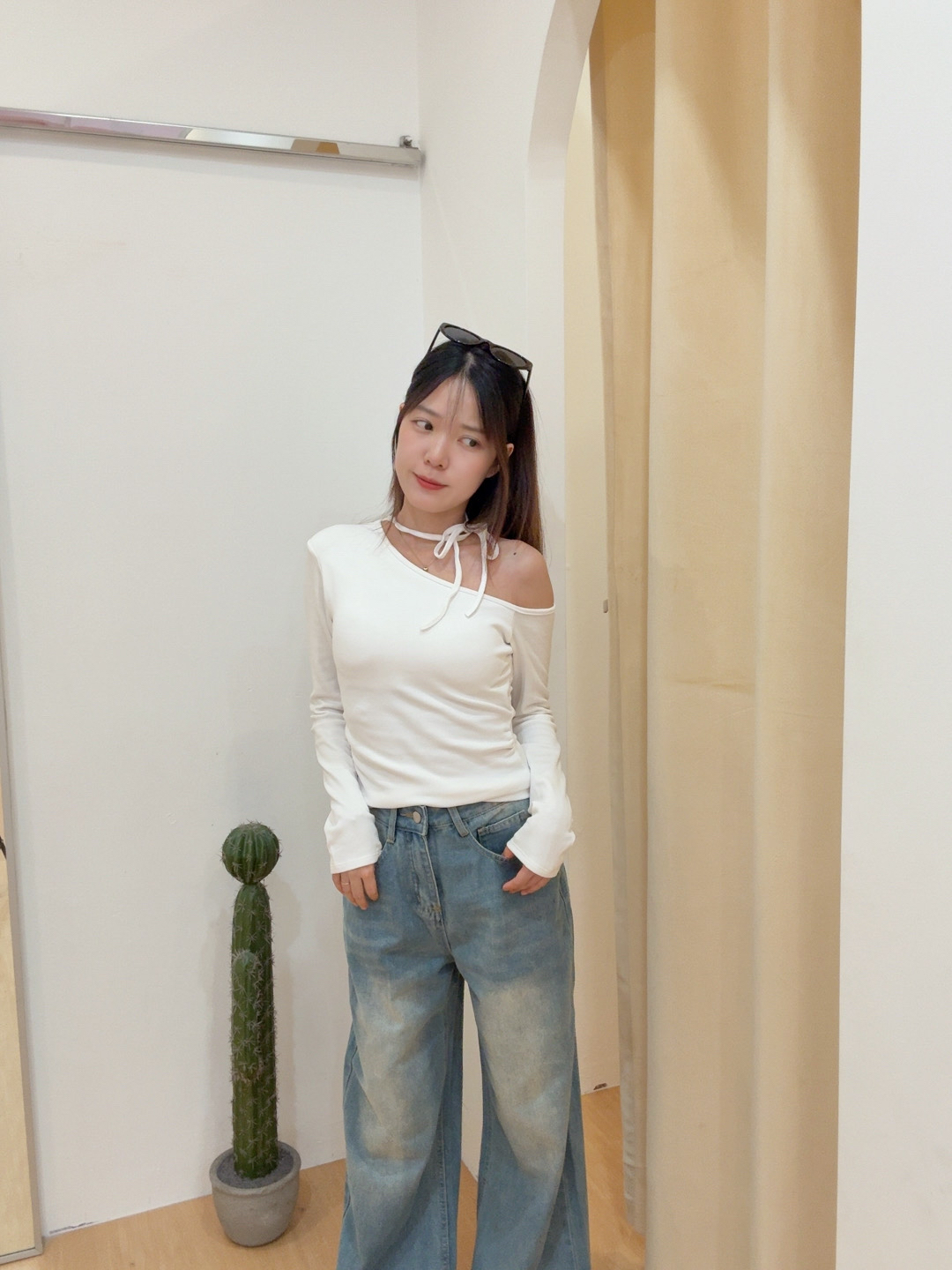 韩系磨毛挂脖系带斜肩长袖上衣 R2937