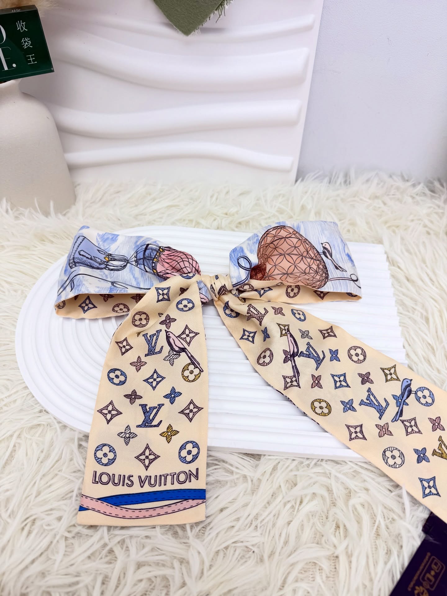 LV💛閑置品👜 PRE OWNED 🛍️Up and Away藍色熱汽球Twilly 束髮帶  Size : 120×8cm  配件 -盒，單🫶🏻 優惠價 $1280  #收袋王  喜歡的話快點pm/whatsapp 我們💓 銷售熱線51111 321（whatsapp)  我們服務包括有：手袋飾物回收、手袋置換(一換一、一換多也可以） 、專業手袋鑑證、專業手袋護理 Is 購買方法 🏢親臨門市 荃灣南豐中心15樓1521室（荃灣地鐵站a出口1分鐘到）敬請預約 ❤️只賣正品正貨，任驗💓🫰🏻 ❤️‍🔥本店為香港註冊公司絕對真貨，信心保證👍🏻 🫰🏻本店設有鑑證服務，有駐場鑑證師  ✨歡迎追蹤我哋各個平台緊貼最新優惠x貨品🔥😍 👇🏻👇🏻👇🏻👇🏻👇🏻👇🏻👇🏻👇🏻  ⭐️Instagram: aoaocave  🌈Facebook: aoaocave收袋王  🔥Carousell: acluxuryhk  👆🏻👆🏻👆🏻👆🏻👆🏻👆🏻👆🏻👆🏻  ___________________________  Disclaimer🫰🏻All trademarks and copyrights are reserved to the original brand holders. @AOAOCAVE sells only authentic goods and is not affiliated with any of the brands mentioned.  @AOAOCAVE 跟任何品牌無關，而且沒有持有任何品牌資版權，亦沒有與任何品牌合作。所有商標及版權歸屬於品牌坊所有，帖子只作分享用途。  #aoaocave #手袋回收 #名牌買賣