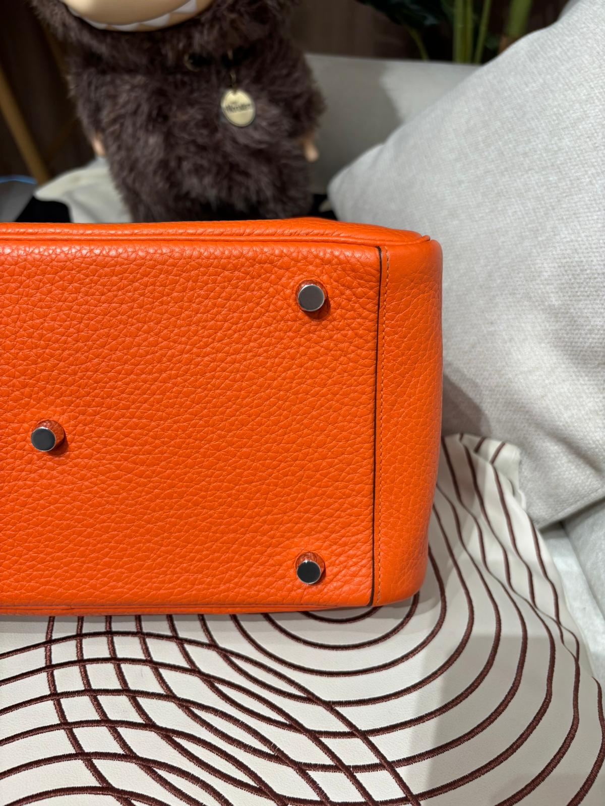 Hermes Lindy 30,Stamp T 愛瑪仕橙 100%Authentic, 95%New ✅Dust Bag✅Rain coat✅Box