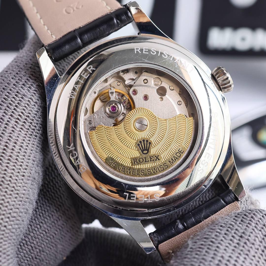 最新爆款主推 劳力士【ROLEX】男士腕表 采用独特的表盘设计 搭配夜光钉而来的是更高档奢华的劳力士， 初识劳力士必憧憬有朝一日能拥有它，戴上劳力士必顺风顺水必发达，你值得拥有，欢迎评鉴！！ 机芯：搭配全新进口机芯8215（零返修） 尺寸：40x10mm🥇 镜面：蓝宝石玻璃永不刮花 材质：316L精钢表壳 动力：储存48小时 防水深度：100米🥈 🥉 意大利小牛皮带！！