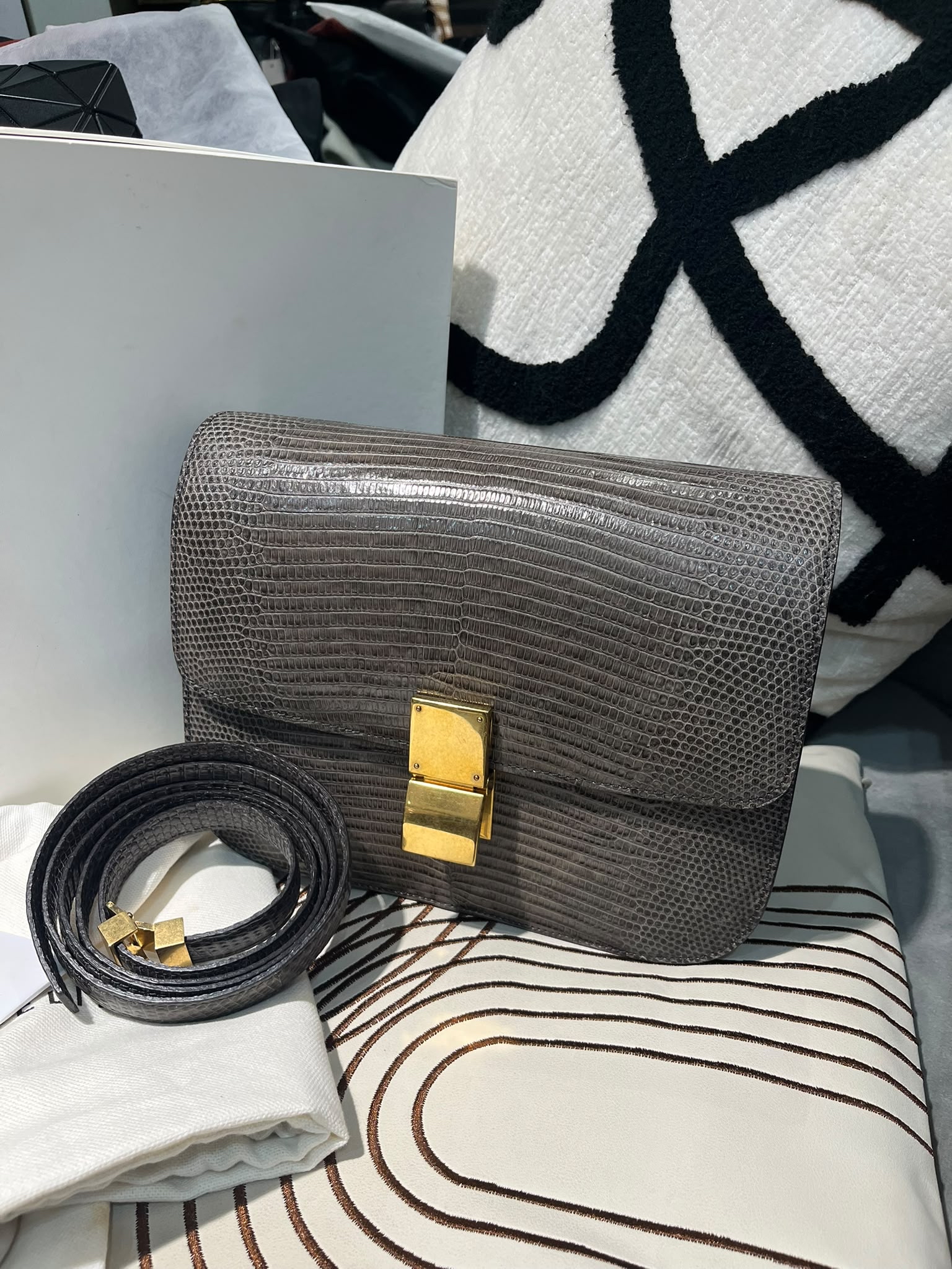 Celine medium box 蜥蜴皮 100%Authentic ,98%new  ☑️專門店收據☑️dust bag☑️booklet☑️box