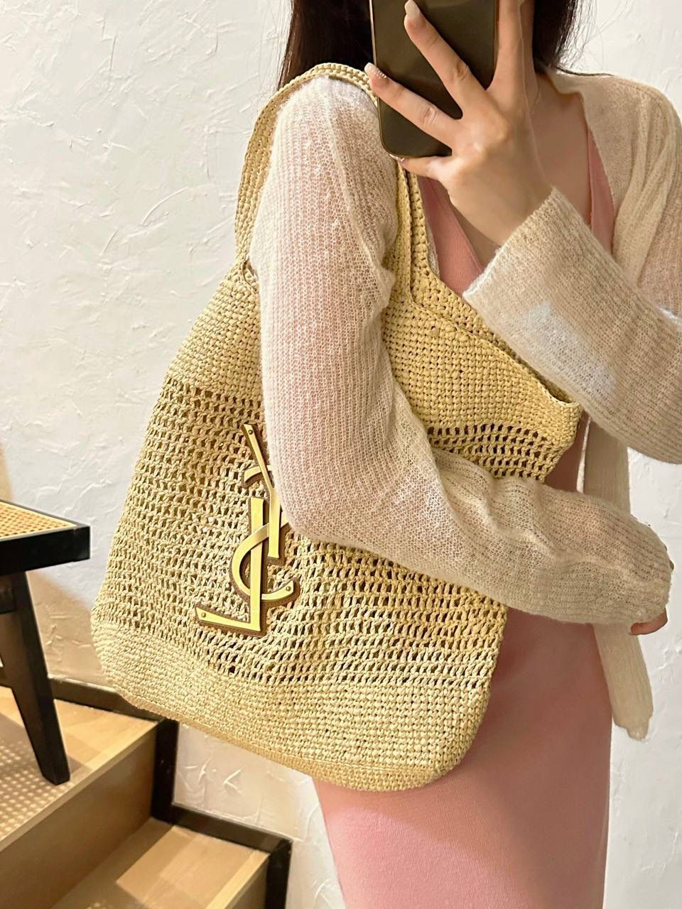 ⏰即将到货 ys1 icare拉菲草编包🏖️ 这只包的全皮款本来就特别好看 把它改成草编包真的太明智了 一个秋冬背，一个春夏背 这只草编包完全满足了喜欢背大包的姐妹的需求 其他草编包啊，几乎都是菜篮子的形状 说实话，菜篮子做大了真的不太好看，也不好背 草编icare的出现真的大大满足了 又美又好背☺️🏖️☀️ 这只包是师傅一针一针勾出来的 所以产量不会多，出货时间也慢 除了出货难出货慢，真的没有缺点 先下单先安排咯～ 55×43×5cm772191m