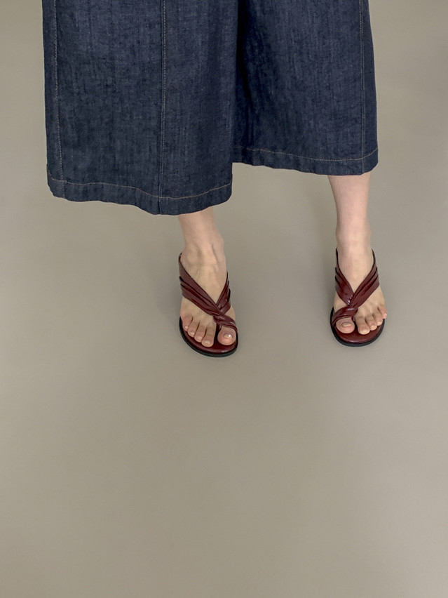 Toe loop sandals 