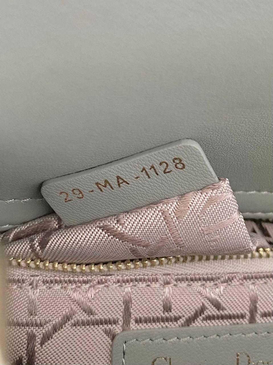 🈶岩石灰 𝗗𝗜𝗢𝗥 𝗟𝗮𝗱𝘆羊皮四格金扣 戴妃作为经典的代表，怎么买怎么对 特别手拎时会显得整个人非常温柔优雅 四格尺寸比三格更大气稳重，不后悔系列 我一直都推荐女生一定要有一只经典款 每个颜色都很好看，完全不需太纠结 进口原厂羊皮➕全钢五金，终极版 （配6个五金图案 全套包装） 20×16.5×8cm 4123m