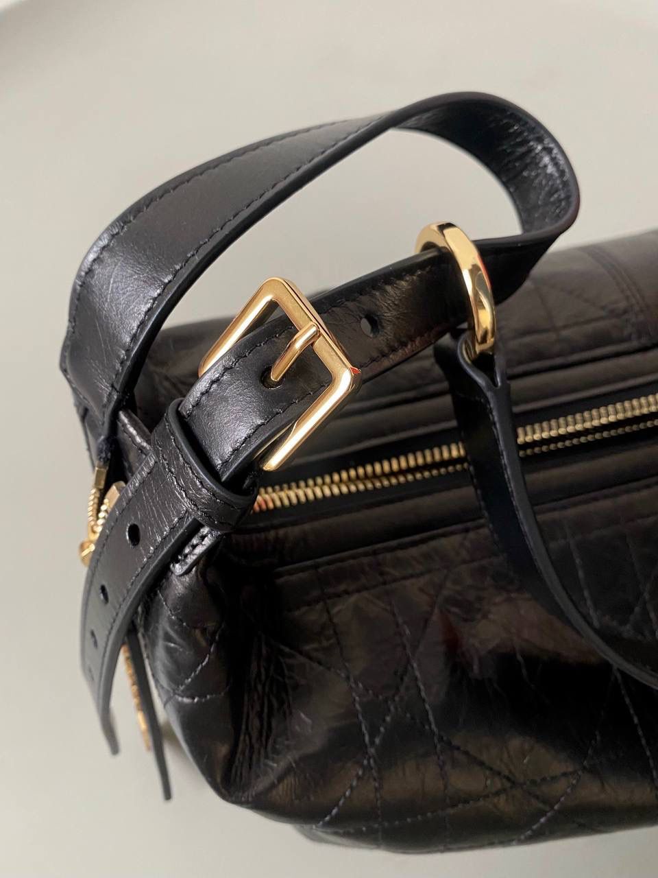 🈶黑色 𝐃𝐢𝐨𝐫 𝐃-𝐣𝐨𝐮𝐫𝐧𝐞𝐲手袋 不会还不知道吧？火出天际了姐妹们 今年 𝙳𝚒𝚘𝚛真的在松弛感这件事情上做到了极致 新款D-journey我直呼一个绝 难买程度不亚于保值系列，夸大了说哈哈 随性又高级的街头感，一改往日的嗲味 关键还是它的多功能肩带 三种背法都好看 俩侧口袋搭配的大号皮质拉牌更彰显个性 以复古金属𝘤𝘩𝘳𝘪𝘴𝘵𝘪𝘢𝘯 𝘥𝘪𝘰𝘳标识做点缀 既有装饰元素又实用 中号：33×16×15cm 小号：25.5x14.5x14cm