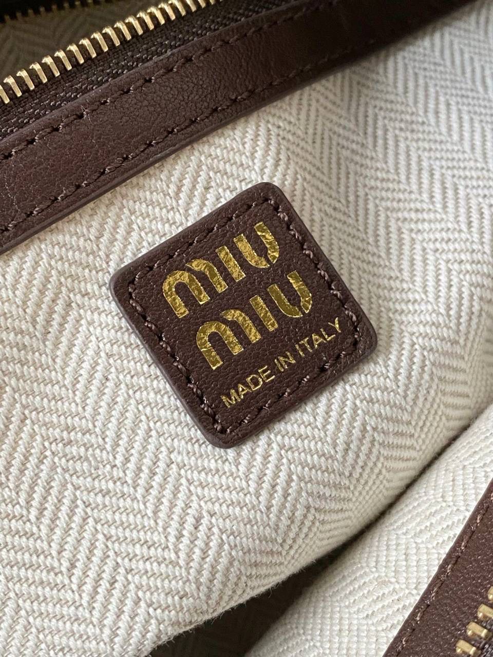 🈶石楠木色，小号 𝐌𝐢𝐮𝐌𝐢𝐮 𝐀𝐯𝐞𝐧𝐭𝐮𝐫𝐞腋下包 不得不说缪缪的美丽层出不穷！今年这只Aventure Nappa腋下包 看似平平无奇上身却意外好搭耐看 有点小复古又有点小机车， 就很值得夸赞一番 东西不用装太满，随性的褶皱感很戳心巴 自重非常轻，宽肩带设计一点都不溜肩容量空间也不错，日常东西都放的下 迷你iPai都👌🏻尊嘟人见人爱不带吹的！ 33×19×5cm #F0021m