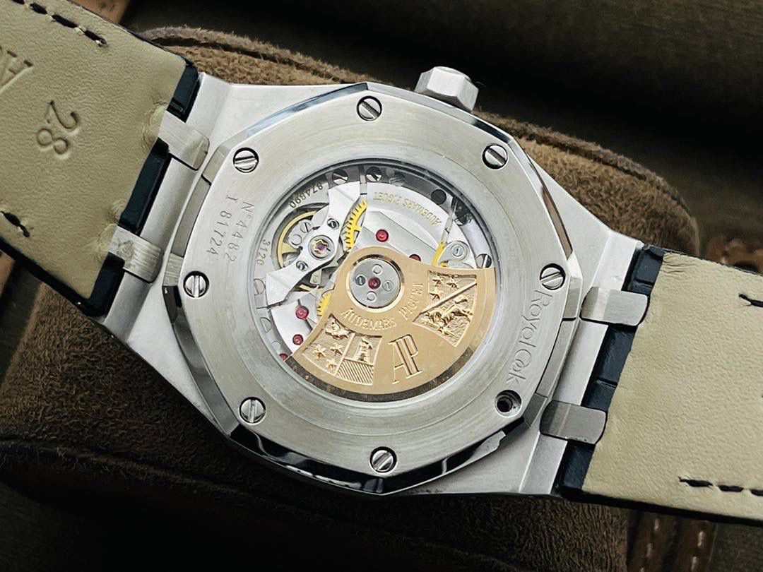 市场V4最高版本 爱.彼皇家橡树15400满天星系列腕表！ 1⃣️搭载进口9015机芯机械改装Cal.3120机芯，走时精准！ 2⃣️直径41MM！厚度9.8MM！ 3⃣️全表采用高亮度钻镶嵌，技艺精湛，不掉钻！ 4⃣️采用圈口可拆卸结构，市场大部分版本圈口不能拆卸！ 5⃣️316L全钢精磨工艺，质感更好！ 6⃣️全钻表盘，搭载高端指针！