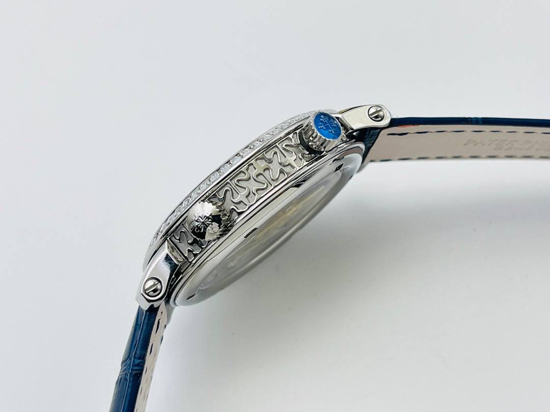 V4升级版 市场最高版本 功能跟正品一样 百达.翡丽星空升级终极版！升级细节： 1⃣️做到了跟正品满天星自动转的功能！ 2⃣️升级日历的排法和正品一样的顺序！ 3⃣️直径42毫米，厚度11毫米！ 4⃣️最大亮点：百达.翡丽星空里的月亮会根据天空上的月亮变化而变化！根据天空上的月圆月缺搬（初一月弯弯初十五月圆）到手表上了！