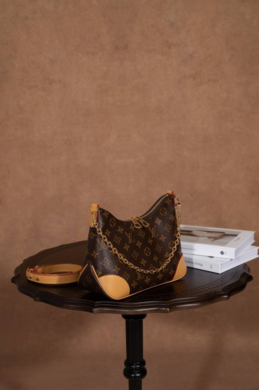 LV黄牛角😍 这款真的很火，一出就知道是爆款🔥 牛角包造型，小巧又可爱，但真的很能装，日常出门完全够用。 复古老花＋时髦设计，颜值超高，随便背都好看‼️ Size：29 × 16 × 9.5 cm 好看＋实用兼顾，真的属于那种买了不后悔的款💖