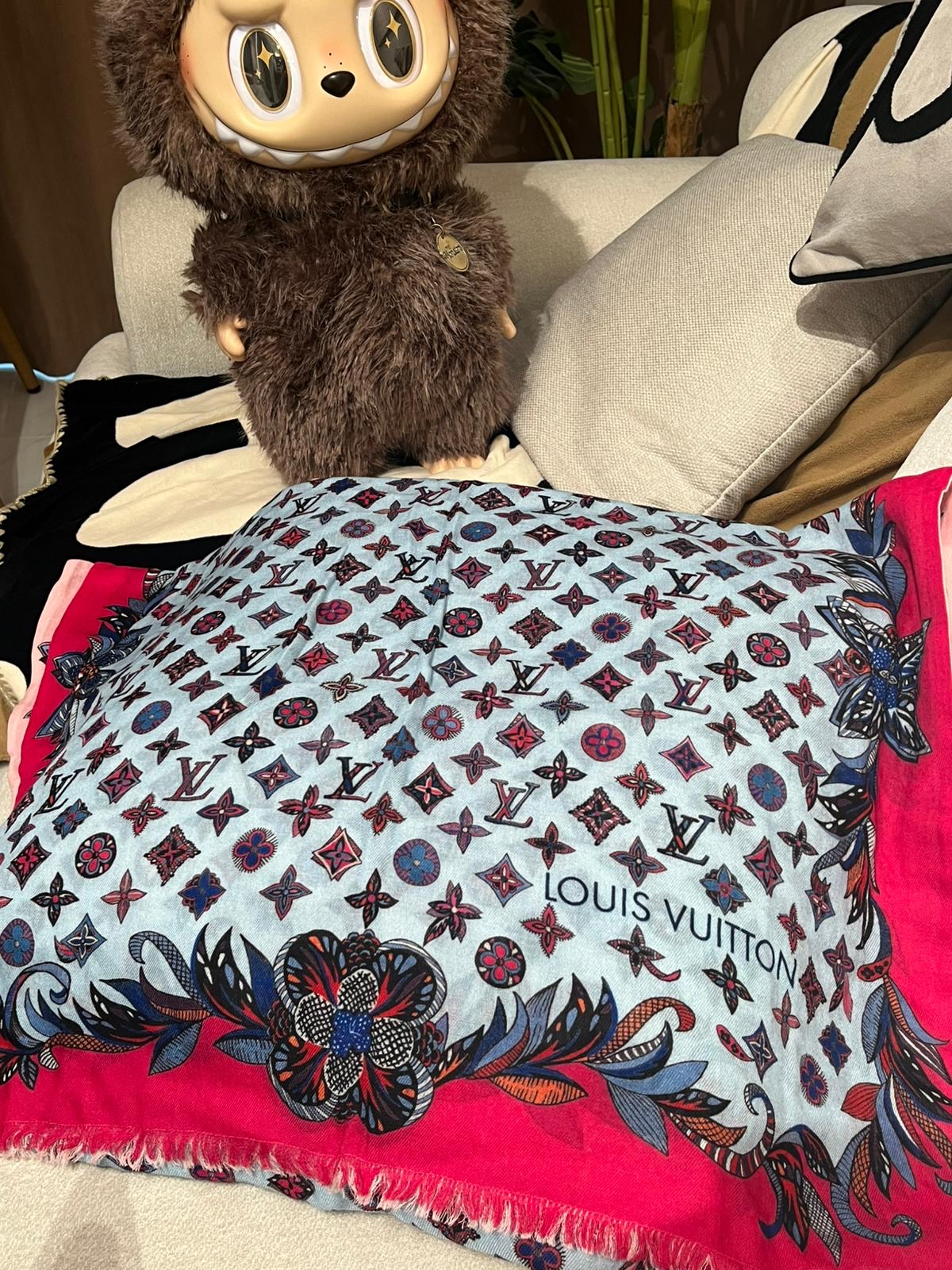 Lv scarf 限量配色輕薄圍巾/披肩M71409 100%Authentic, 98%New ✅box