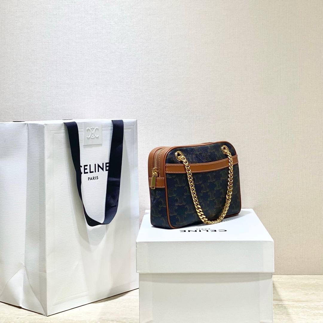 🔥大货实拍图 𝗖𝗘𝗟𝗜𝗡𝗘 ♥ 𝗣𝗔𝗧𝗔𝗣𝗔𝗡𝗦 𝗧𝗥𝗜𝗢𝗠𝗣𝗛𝗘 𝗖𝗔𝗡𝗩𝗔𝗦 Patapans 手袋来自 CELINE 2021春夏系列，以法国圣诞颂歌“Pat-a-pan”命名。规整的矩形包身由 Triomphe 老花帆布制成，马鞍棕色小牛皮点缀细节。双链条肩带从包身穿孔而过，洋溢复古学院派气息。 型号：196252 尺寸：20.5*15*4.5cm