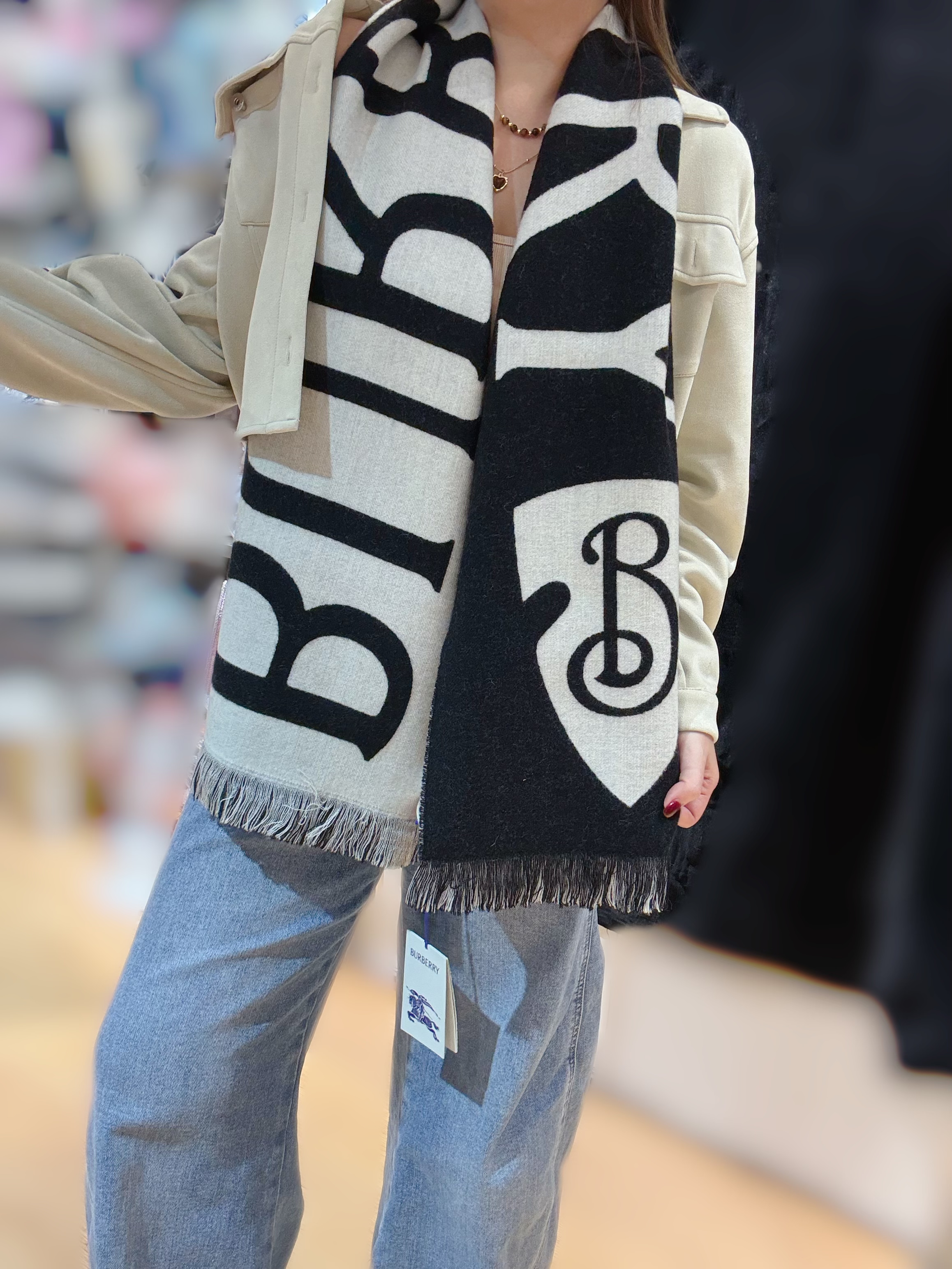 Burberry text wool scarf blk/w