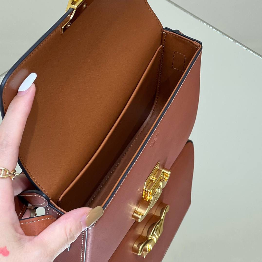 🔥大货实拍图 𝗖𝗘𝗟𝗜𝗡𝗘 ♥ 𝗧𝗥𝗜𝗢𝗠𝗣𝗛𝗘 𝗦𝗛𝗢𝗨𝗟𝗗𝗘𝗥 𝗕𝗔𝗚 型号：194143 尺寸：20*10*4cm