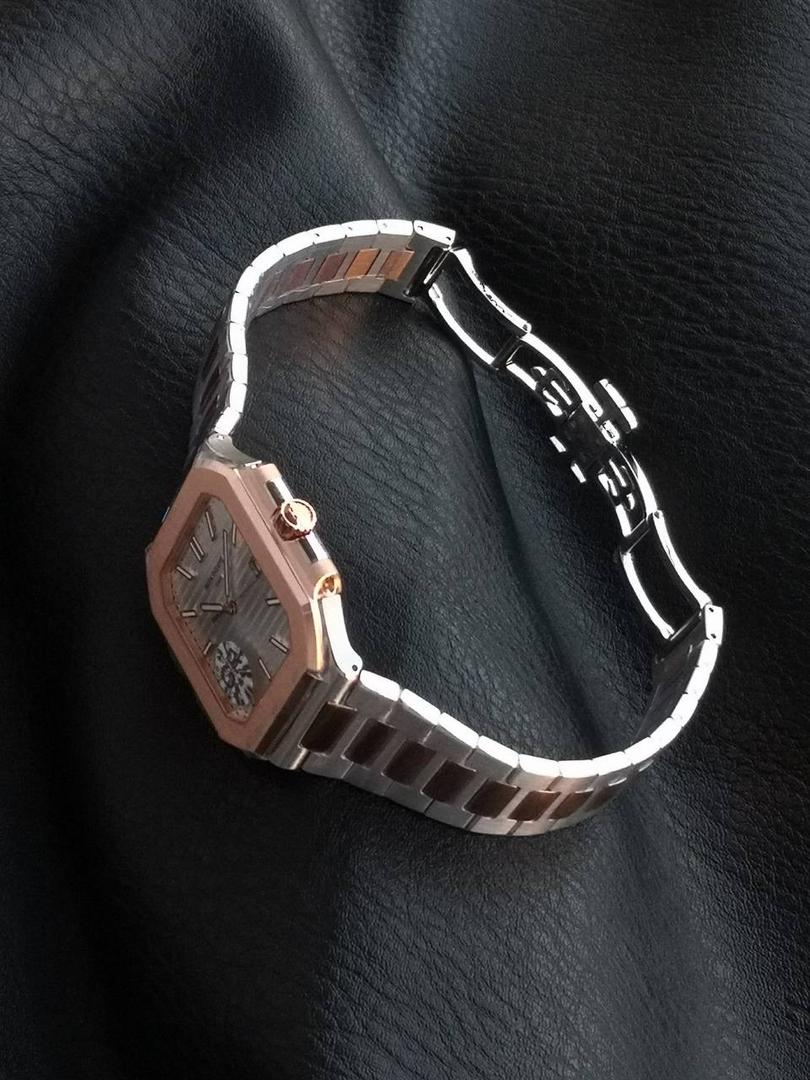 百达翡丽 方形 新系列CUBITUS 5821腕表 亮点特色：1️⃣机芯:搭载定制9015改Cal.26-330 SC一体机，调时不停秒，调时不停秒，摆轮位置均与正品一致，自动上链机芯。2️⃣钢带:316L定制级人体工程学表带，新扣款式。3️⃣表壳:尺寸45毫米厚度仅8.3mm，为表壳对角线长度(即10点位至4点位),因为表壳近似于方形，上下边的宽度会小于这一数值，所以视觉效果并不是很大。 搭配上，5821属于运动风格腕表，日常搭配正装和休闲风格也可以。