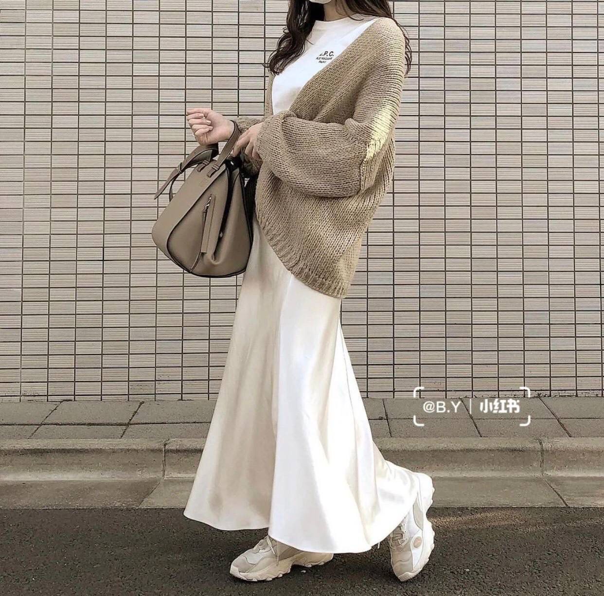 *小号𝘏𝘢𝘮𝘮𝘰𝘤𝘬吊床手袋 （荔枝纹/ 米杏） 尺寸:30-14-25cm 编码:688785【配全套礼盒】 带有柔软侧面包身的多功能手袋，容量大，可自由变换，多种背法，肩带可拆卸调节（斜背、侧挎、单肩、腋下、手拎…）内部钩扣封口，两个内部插袋，人字纹棉纺布衬里，Anagram压纹💕💕