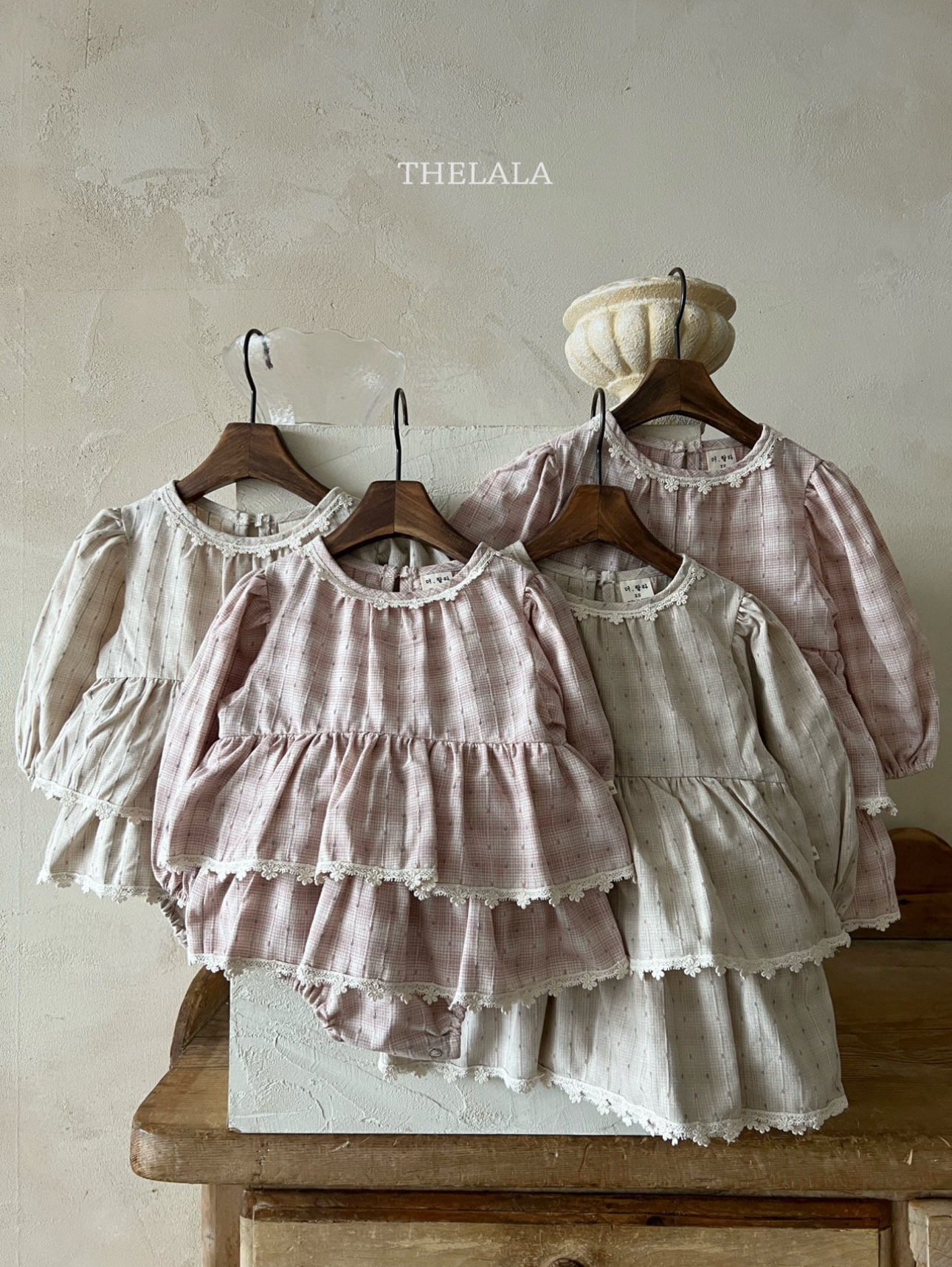 🌸預訂 韓國直送🌸🇰🇷THELALA兩色蕾絲花邊層疊荷葉邊格紋長袖連身裙