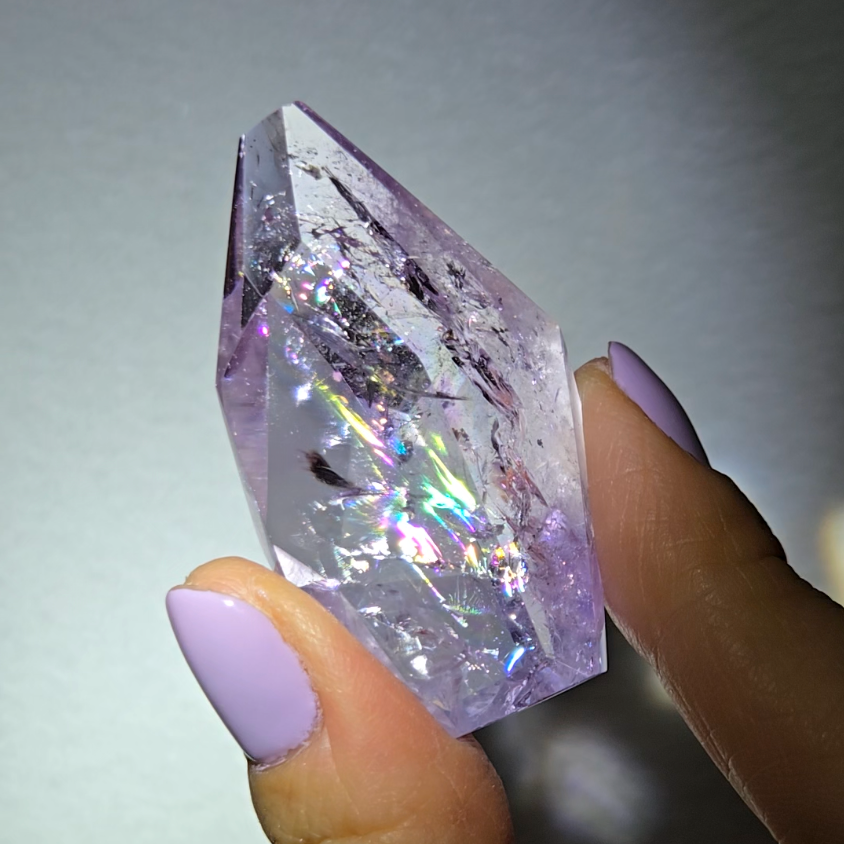 Amethyst pocket stone with rainbows and phantoms - AM68