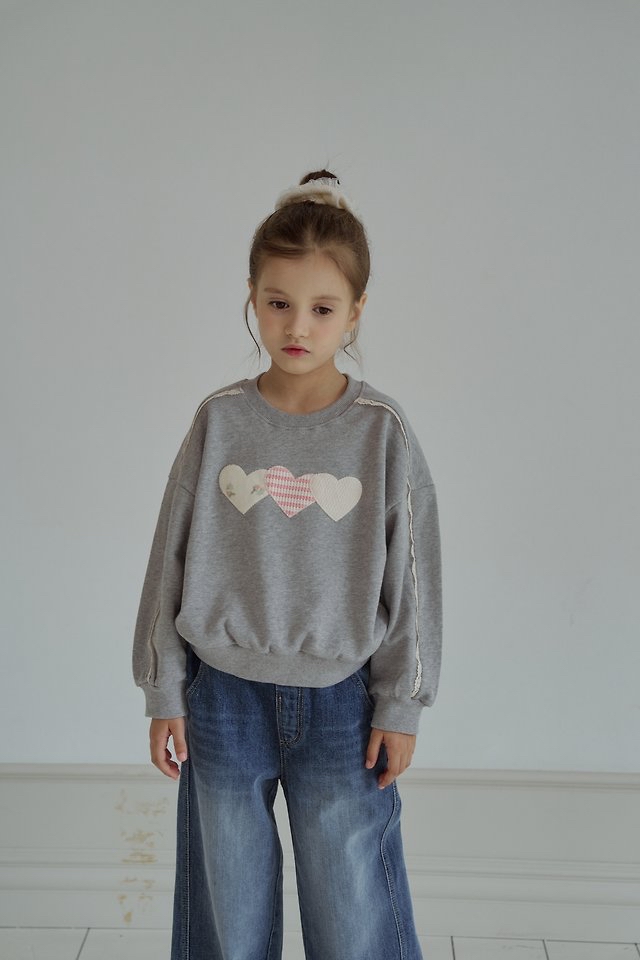 Momoann | Heart Patch Sweatshirt