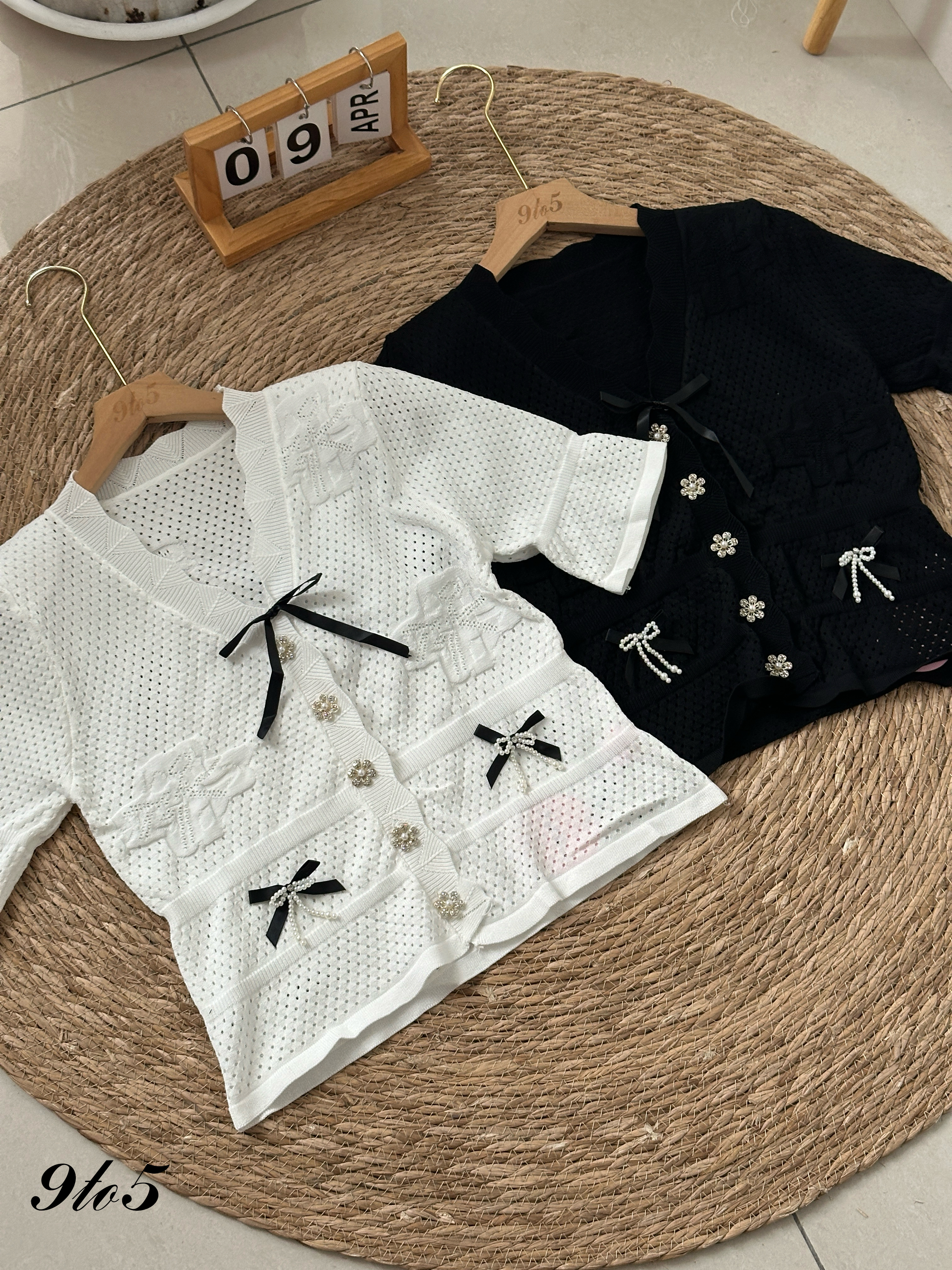 T4087 V Neck Open-knit Top - Black & White