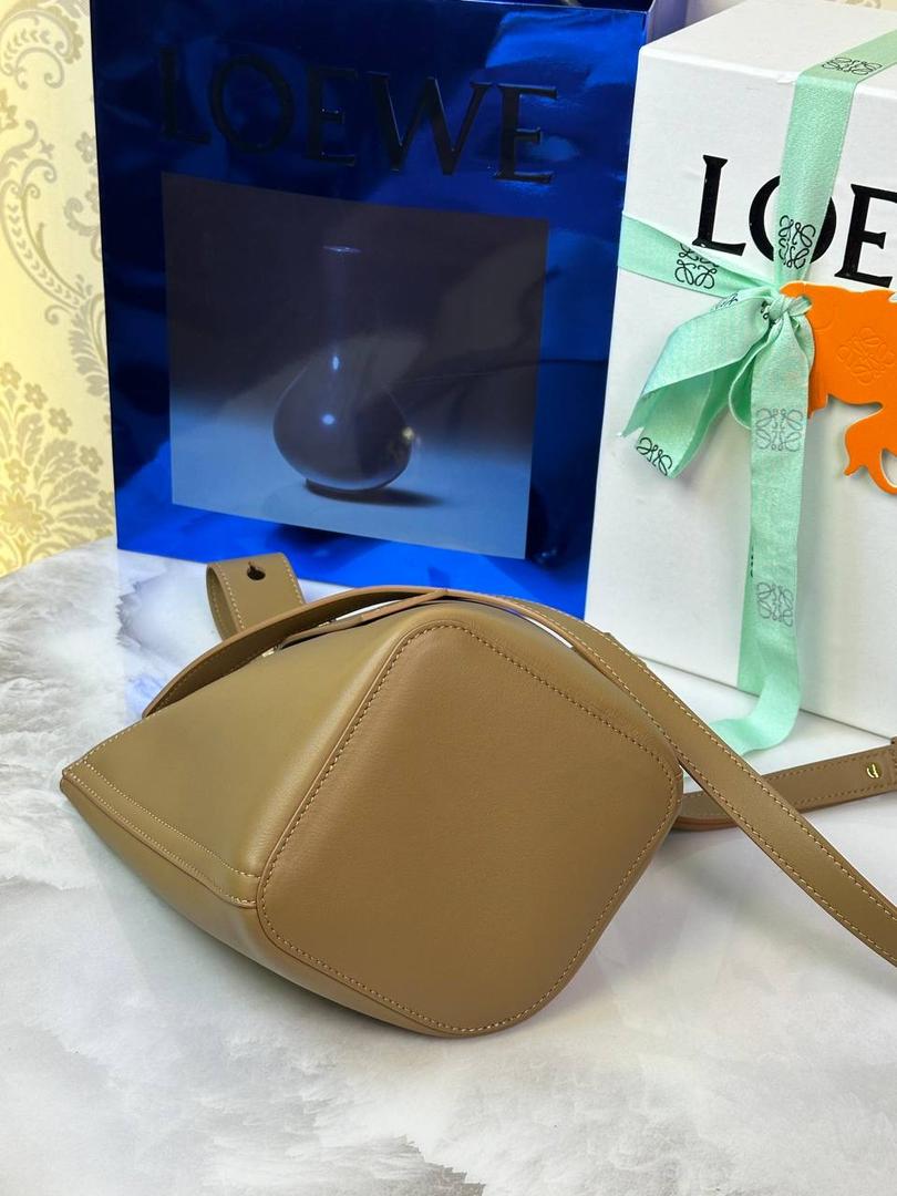 ♥️𝙈𝙞𝙣𝙞 𝙋𝙚𝙗𝙗𝙡𝙚 𝘽𝙪𝙘𝙠𝙚𝙩 ——【橡木棕】 尺寸：𝟏𝟔-𝟏𝟔-𝟗.𝟓𝐜𝐦 编码：062339 【配全套礼盒】 🎈标志性Anagram鹅卵石点缀，配以纯粹简约线条以及瞩目设计风格，诠释全新𝙋𝙚𝙗𝙗𝙡𝙚手袋👜 🎈自带一根🉑拆卸🉑调节的肩带，一包多背，多样化风格，秀场大放异彩😀内里容量超大，日常实用性强👌 🎈配全套专柜礼盒🎁，给你满满的仪式感👀