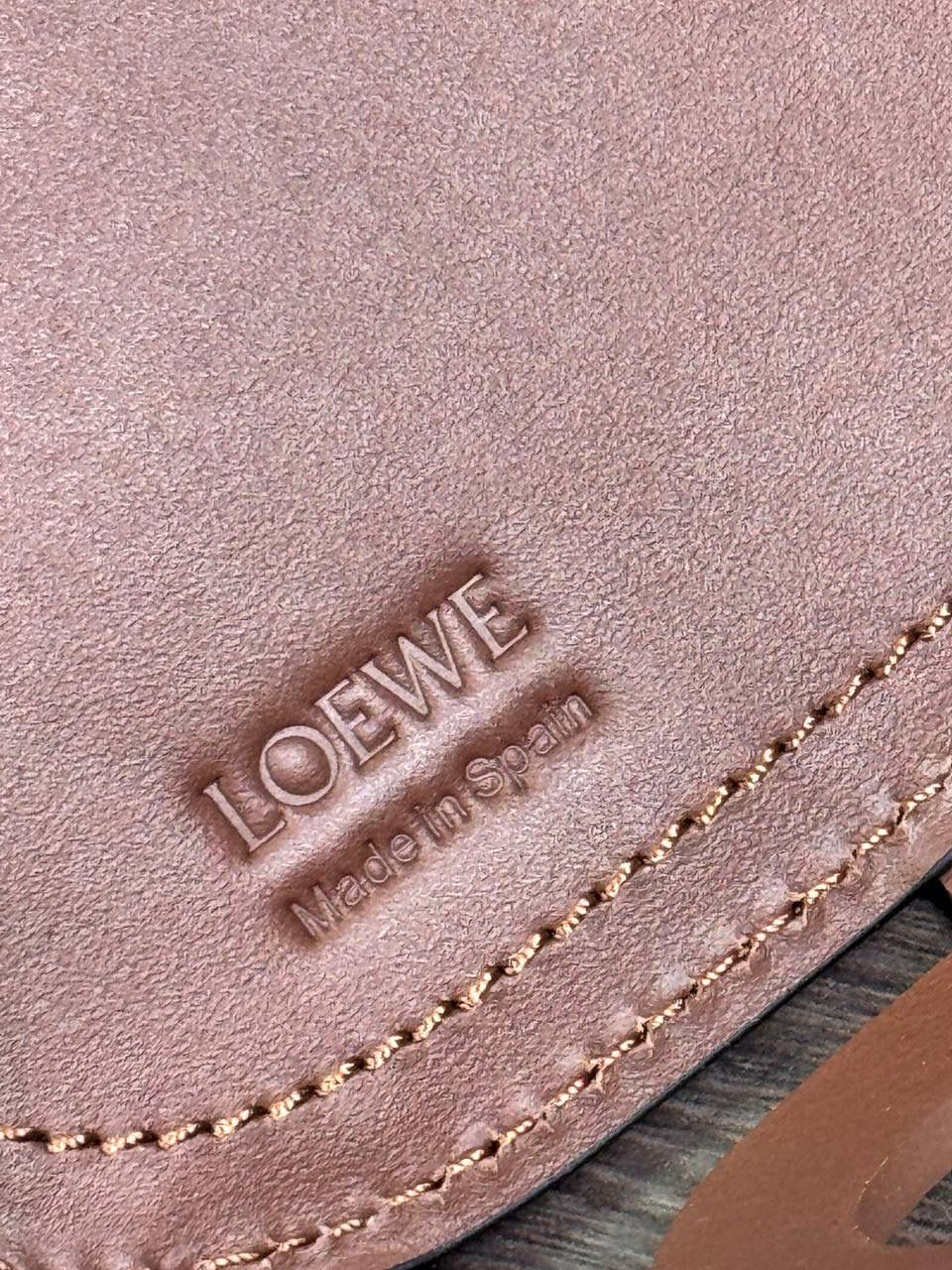 📍小号𝘼𝙣𝙖𝙜𝙧𝙖𝙢 𝙏𝙤𝙩𝙚镂空包 —【棕色到货😍】 编码：652210 尺寸：𝟑𝟐-𝟏𝟐-𝟐𝟓.𝟓𝐜𝐦 ❤️以品牌经典Anagram图案镂空牛皮革制成•搭配牛皮革提手肩带和人字形棉帆布束带内袋。 ❤️可肩背或手提。包包自重轻•容量大•优雅与洒脱•自由切换。