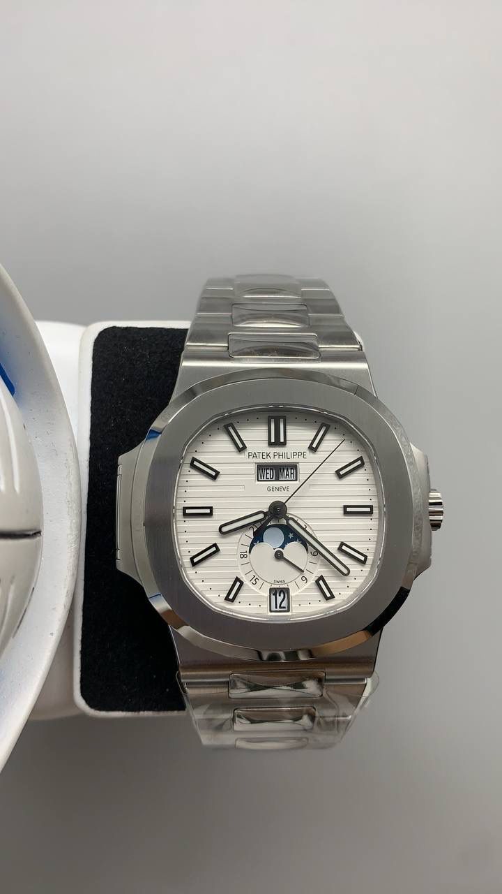 百达翡丽 Nautilus 5726/1A-014 年历月相显示自动机械男士腕表