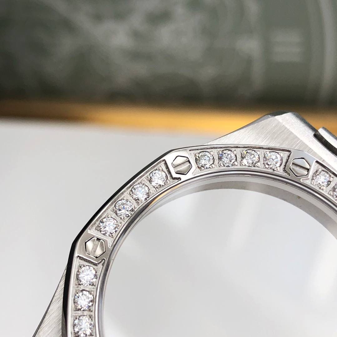 表圈镶嵌32颗2.0明亮式vvs级别切割天然美钻（约1.02克拉）带来非凡触感与视觉享受。这个价买钻石都值了。百分百每一颗都是真钻，持中国GTC机构检测证书，支持复检，假一陪十‼️✨