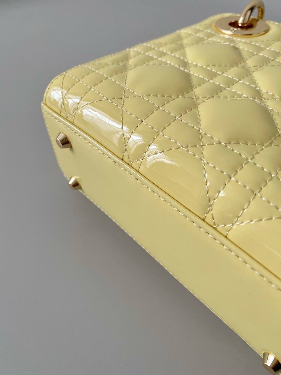 🈶小鸡黄💛𝗗𝗶𝗼𝗿 𝗟𝗮𝗱𝘆三格，漆皮款 谁能抗拒这奶里奶气的新颜色啊 淡淡的色调，看着心情就很好 夏天用简直不要太合适，乖到炸了 17×15×7cm 5310m