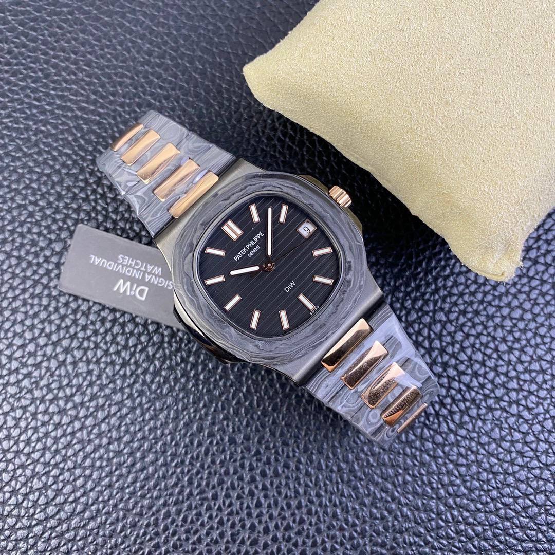 【PATEK PHILIPPE 鹦鹉螺5711 DiW 】碳纤维的美学呈现，DiW赋予鹦鹉螺5711 腕表别样的风格。DiW作为知名的腕表改装品牌，以高端的碳纤维赋予腕表全新的视觉与触觉体验，进而吸引了众多爱好者的关注。鹦鹉螺5711腕表是DiW近期的代表作，这款腕表开创了复合材料进化的新纪元，因为它在美学上结合了高端碳纤维的轻盈感和陶瓷的的光滑度。该腕表表壳采用高端碳纤维制成，并融入了不锈钢元素，黑色的整体色调与不规则纹理造型，尽显别致观感。表盘搭配时标与指针，呈现出典雅与奢侈的质感。腕表后盖采用不锈钢材料进行黑色涂层制作，视觉观感非常统一。腕表搭配的表带特别震撼，也是碳纤维与不锈钢材料组合制成，碳纤维的纹理如云似烟，让人爱不释手。百达翡丽鹦鹉螺5711经DiW重新改造制作，个性前卫，时尚炫酷，非常适合追逐个性和潮流的年轻人们！
