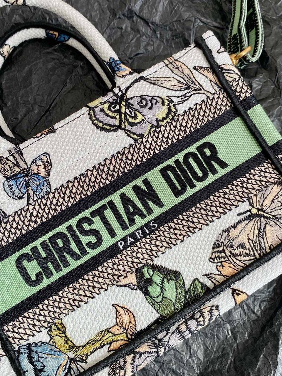 🈶绿色蝴蝶迷你 𝗖𝗗 𝗕𝗼𝗼𝗸 𝗧𝗼𝘁𝗲 24圣诞限定🎄 圣诞季这一波𝗗𝗜𝗢𝗥真的稳赢 浪漫的蝴蝶刺绣 象征着自由和转变 高级的配色 精致的造型与细节设计，无不透露出一种温柔而魔法般的美感🎀 呜呜真的太好看了，姐妹们必冲！ 21.5×13×7.5cm