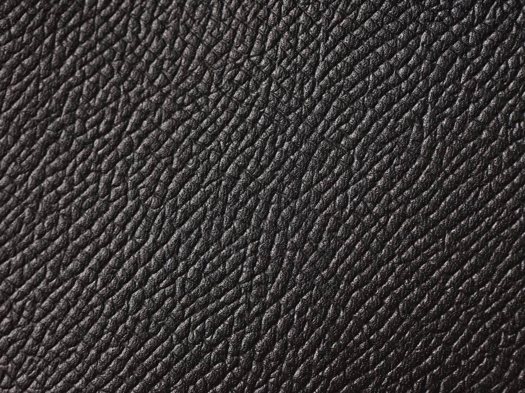 HERMES 爱马仕 Mini Kelly 二代👜✨ Mini Kelly 二代 黑色银扣 高清实拍图 尺寸：19*12*6cm Hermès爱马仕是世界著名的奢侈品品牌，1837年由Thierry Hermès创立于法国巴黎。 爱马仕早年以制造高级马具起家，迄今已有180年的悠久历史。 其整个品牌从整体到细节以及专卖店，都弥漫着浓郁的以马文化为中心的深厚底蕴🎀