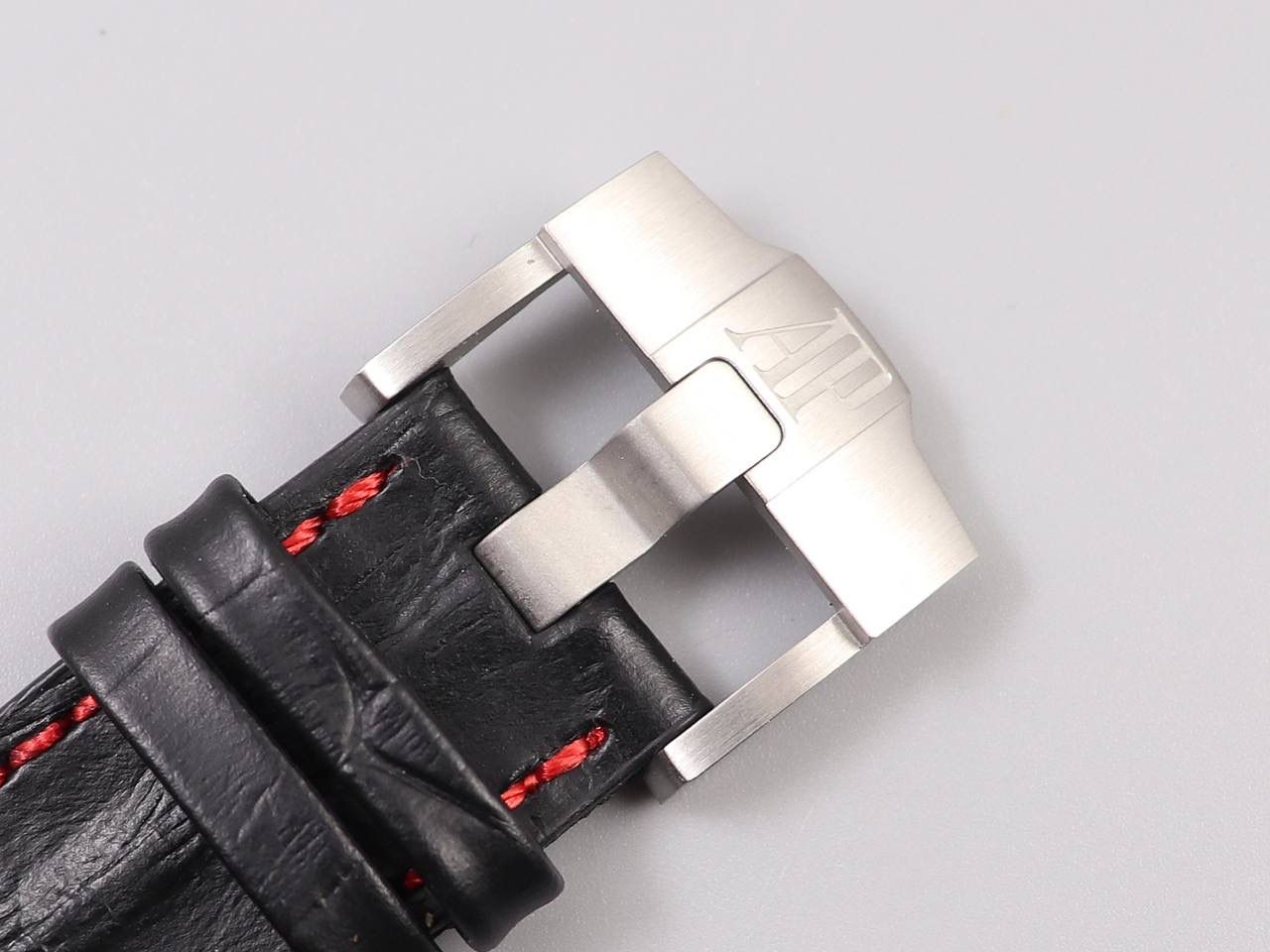 A P26470st黑面红秒V2版经典a p计时款式之一 搭载复刻原版3126机芯 直径42mm 厚度15.6mm 🔥注：JF的所有3126机芯系列是目前市面上壳身最薄和复刻程度最强的版本🔥🔥