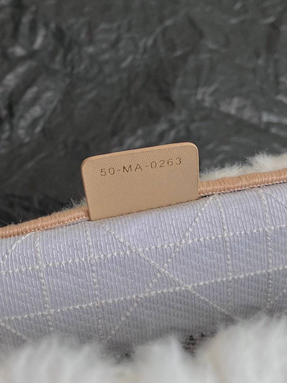 🈶白杏中号 𝗖𝗗 𝗕𝗼𝗼𝗸 𝗧𝗼𝘁𝗲 毛茸茸 最新冬季款简直不要太可爱呀🥹❤️❤️ 皮毛一体的切割工艺，真的绝美 软乎乎的手感，暖暖的绒毛太治愈了 自带温柔属性的贵气氛围感，还很显嫩 磕到我心巴上了，忍不住心动一万次 秋冬战包的第一只，必是它！冲鸭🤟🏻😎 36×27×16cm