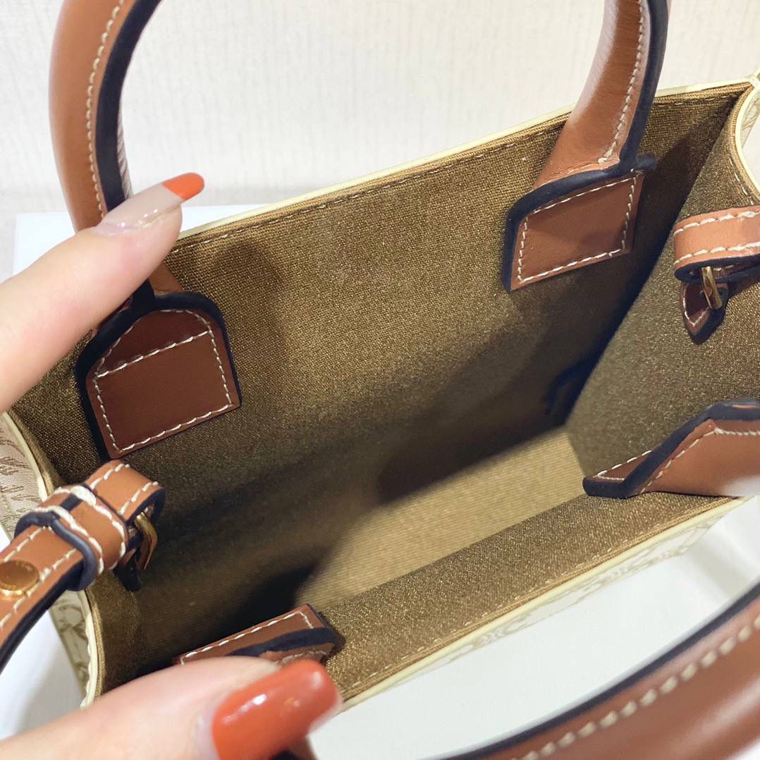 🔥大货实拍图 𝗖𝗘𝗟𝗜𝗡𝗘 ♥ 𝗧𝗥𝗜𝗢𝗠𝗣𝗛𝗘 𝗖𝗔𝗕𝗔𝗦 𝗧𝗢𝗧𝗘 𝙘𝙚𝙡𝙞𝙣𝙚的爱心𝙡𝙤𝙜𝙤也太会了吧！直接俘虏我！实在是太会抢钱了！托特包的天花板🥇 型号：194372 尺寸：17*21*4cm