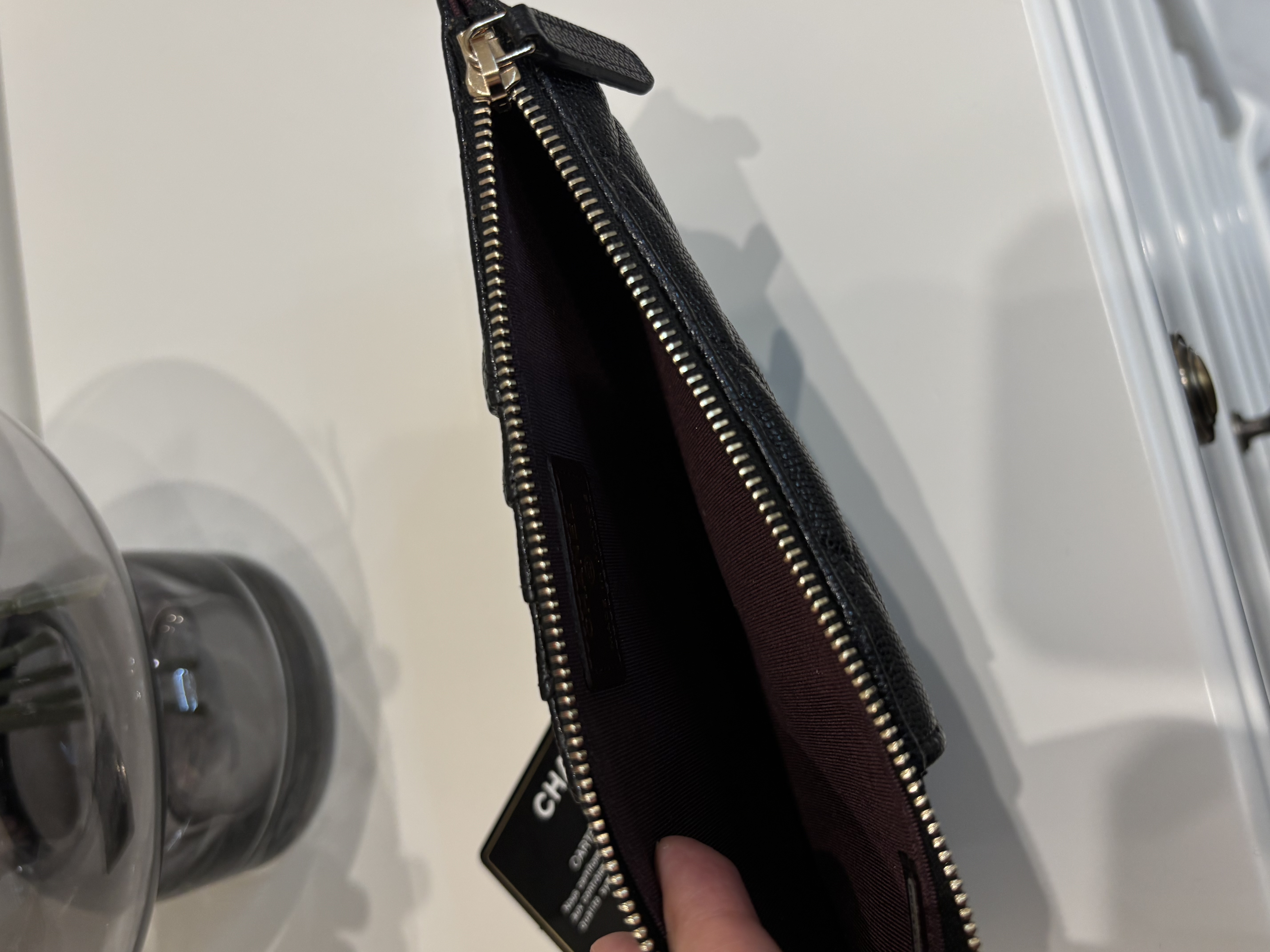 Chanel zip wallet phone pouch 黑色荔枝牛皮金扣 9100%Authentic,98%new✅card ✅dust bag 