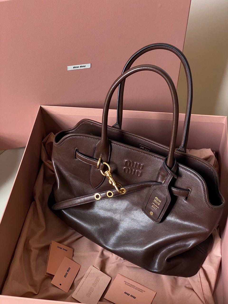 🈶石南木色 𝗠𝗶𝘂𝗠𝗶𝘂24秋冬手提包 今年这只巧克力色 给调色师跪下了！ 一整个浓浓的秋冬氛围感，已经开始期待秋天了 不管是皮质还是色泽都超有质感 根本爱到不行啊 近两年miu水涨船高，爆款制造机 出什么火什么，杀疯了已经，都去冲 31×40×13cm #F0023m