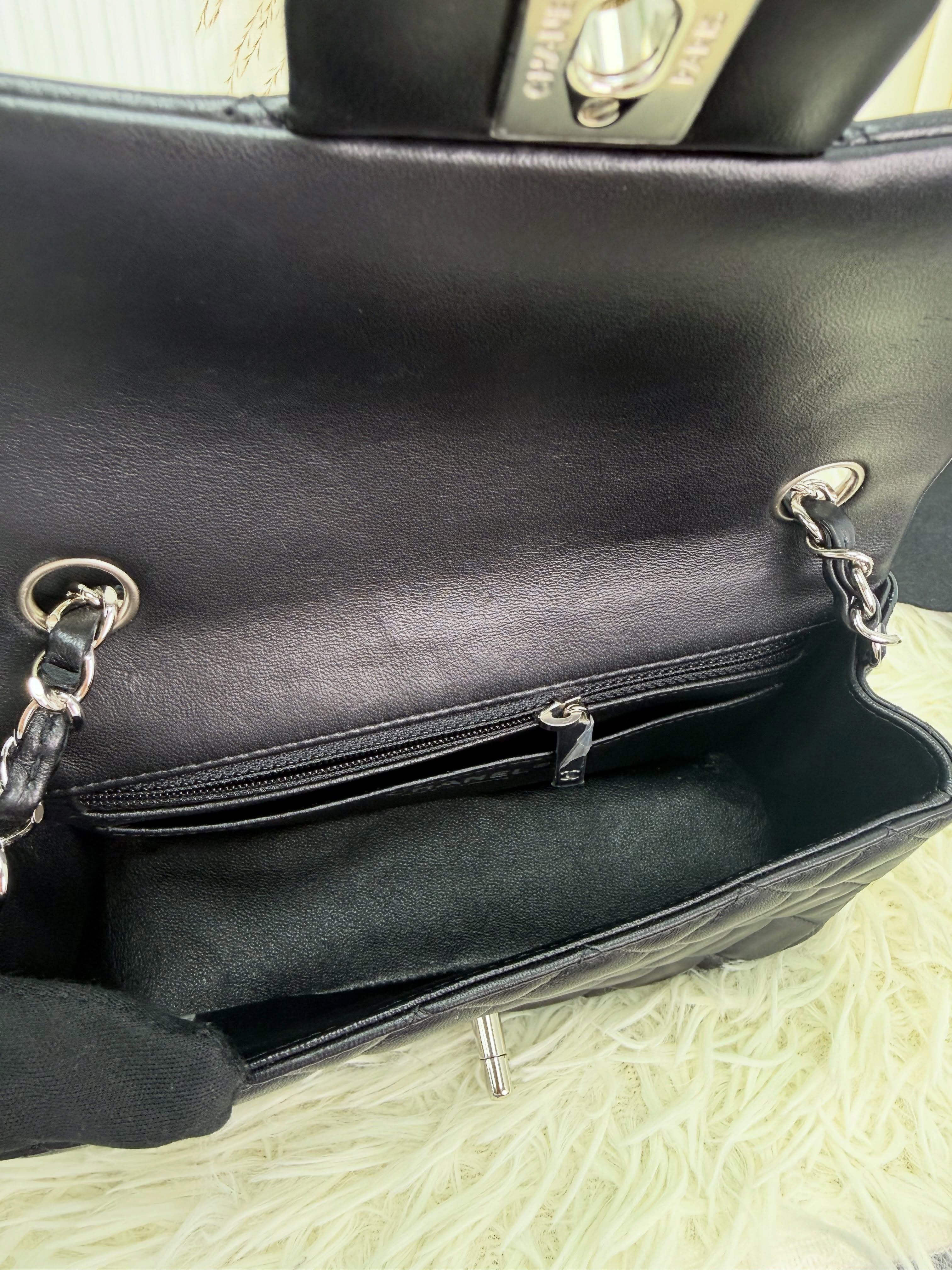 Chanel👜 PRE OWNED 🛍️黑銀 大mini 28開 英國單 有盒有塵袋🖤 