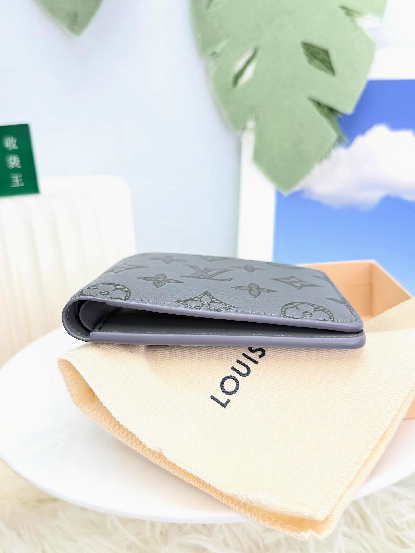 Lv🤍全新 新款真皮壓紋 灰色短銀包🩶 Size : 12*2*9cm 配件 - 塵袋、盒🫶🏻 💰優惠價 - $5380 New  #AOAOCAVEHERMES🫶🏻 #收袋王  喜歡的話快點pm/whatsapp 我們💓 銷售熱線51111 321（whatsapp)  我們服務包括有：手袋飾物回收、手袋置換(一換一、一換多也可以） 、專業手袋鑑證、專業手袋護理  購買方法 🏢親臨門市 荃灣南豐中心15樓1521室（荃灣地鐵站a出口1分鐘到）敬請預約 ❤️只賣正品正貨，任驗💓🫰🏻 ❤️‍🔥本店為香港註冊公司絕對真貨，信心保證👍🏻 🫰🏻本店設有鑑證服務，有駐場鑑證師  ✨歡迎追蹤我哋各個平台緊貼最新優惠x貨品🔥😍 👇🏻👇🏻👇🏻👇🏻👇🏻👇🏻👇🏻👇🏻  ⭐️Instagram: aoaocave  🌈Facebook: aoaocave收袋王  🔥Carousell: acluxuryhk  👆🏻👆🏻👆🏻👆🏻👆🏻👆🏻👆🏻👆🏻  ___________________________  Disclaimer🫰🏻All trademarks and copyrights are reserved to the original brand holders. @AOAOCAVE sells only authentic goods and is not affiliated with any of the brands mentioned.  @AOAOCAVE 跟任何品牌無關，而且沒有持有任何品牌資版權，亦沒有與任何品牌合作。所有商標及版權歸屬於品牌坊所有，帖子只作分享用途。  #aoaocave #手袋回收 #名牌買賣