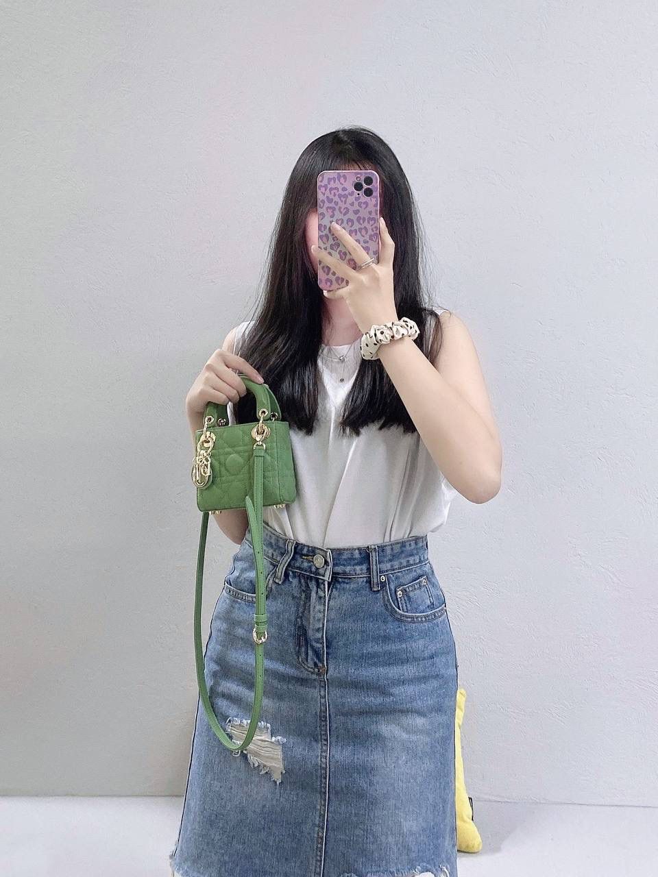 🈶羊皮小鸡黄 𝗗𝗜𝗢𝗥 𝗺𝗶𝗰𝗿𝗼 𝗹𝗮𝗱𝘆 𝗯𝗮𝗴 火爆全网的最新超mini系列 天阿噜！小小只，简直太太太太可爱了！ 精致到巴掌大小，无敌治愈我这颗少女的心啊！！ size：12×10×5cm