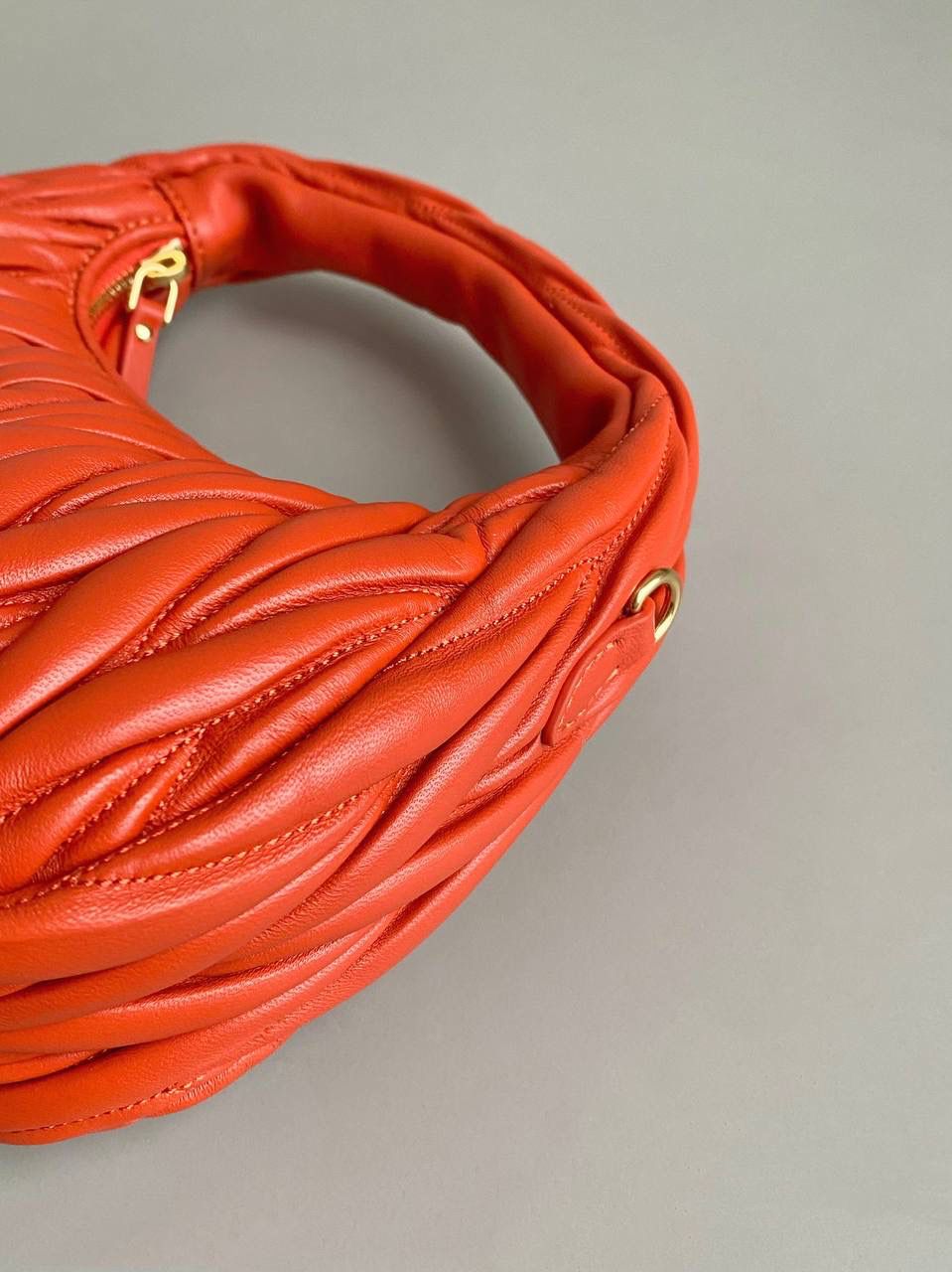 🈶橙色小号 𝗠𝗶𝘂𝗠𝗶𝘂 𝗪𝗮𝗻𝗱𝗲𝗿 𝗛𝗼𝗯𝗼褶皱腋下 火爆全网都不用多说，人手一只的程度 我们用的是进口小羊皮！非国产皮料 肉眼可见的细腻，软软糯糯触感非常好！ 他家经典独特的褶皱工艺，是要有一定厚度 底料太薄了都做不出它的饱满和弹性 更不是市场通货干瘪瘪的褶皱，实在太假 我们新合作的老师傅在这细节上扣的很认真 一缕一折都有zp的神韵，且做到对版！！ 追求高品质的来 小号：17×20×6cm，#F0013m 中号：18x25x7cm