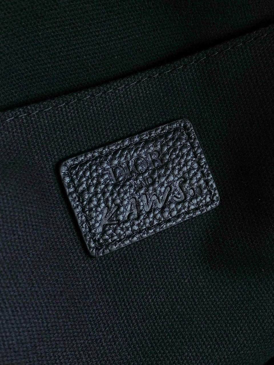 🈶老花蓝，大号（最新版本） 𝗗𝗜𝗢𝗥 𝗢𝗯𝗹𝗶𝗾𝘂𝗲 老花双肩包 热度依旧不减的经典款，几乎人手一只 自重非常轻盈，是你旅途中的最佳伴侣 小号：29×12×32cm #6613m 大号：30×15×42cm #6611m