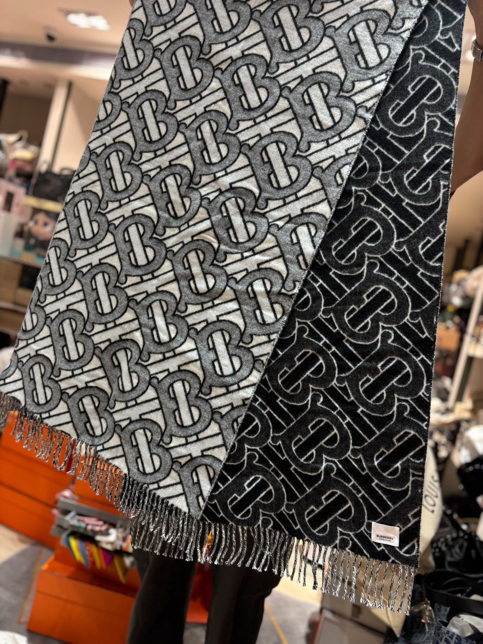 Burberry scarf 黑色拼灰色 100%Authentic, 99%New 