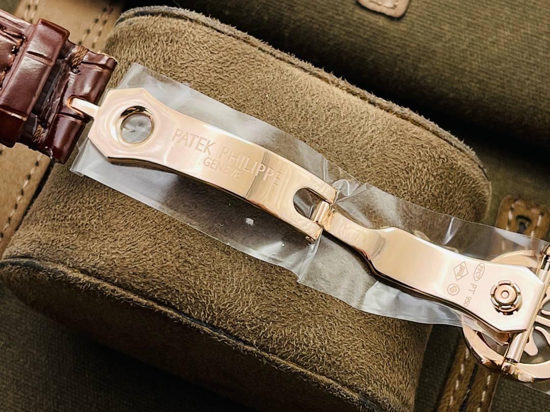 市场最高版本 百达.翡丽复杂功能计时5205G腕表！ 1⃣️历经两年不断对机芯进行改造与调试，一贯追求以原装工艺为目标！ 2⃣️直径38.5MM！ 3⃣️功能同原装一致，月相/星期/月份/日历！ 4⃣️字面为高难度双色渗透，非普通厂工艺！ 5⃣️蓝宝石玻璃镜面，表面镀多一层通透！ 6⃣️（技术突破)采用海鸥机芯改进为一体Cal.324S机芯！ 大小夹板均能做到完美倒角效果，并做镀铑加工。 7⃣️夹板采用瑞士进口宝石轴承点缀，色泽纯良，鲜艳自然。